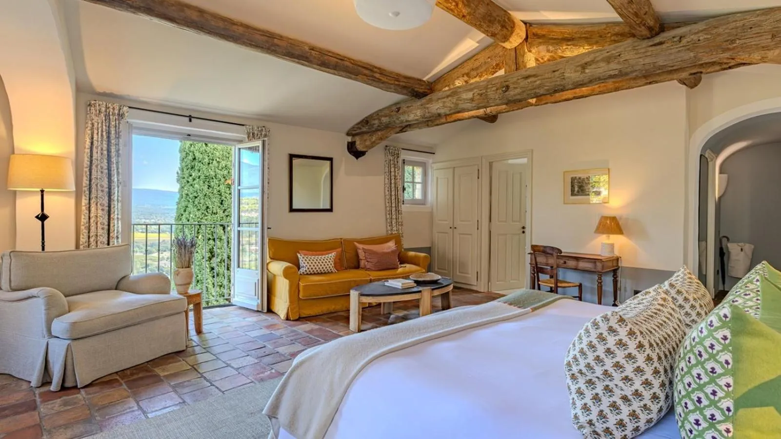 Bed in Hotel Crillon le Brave