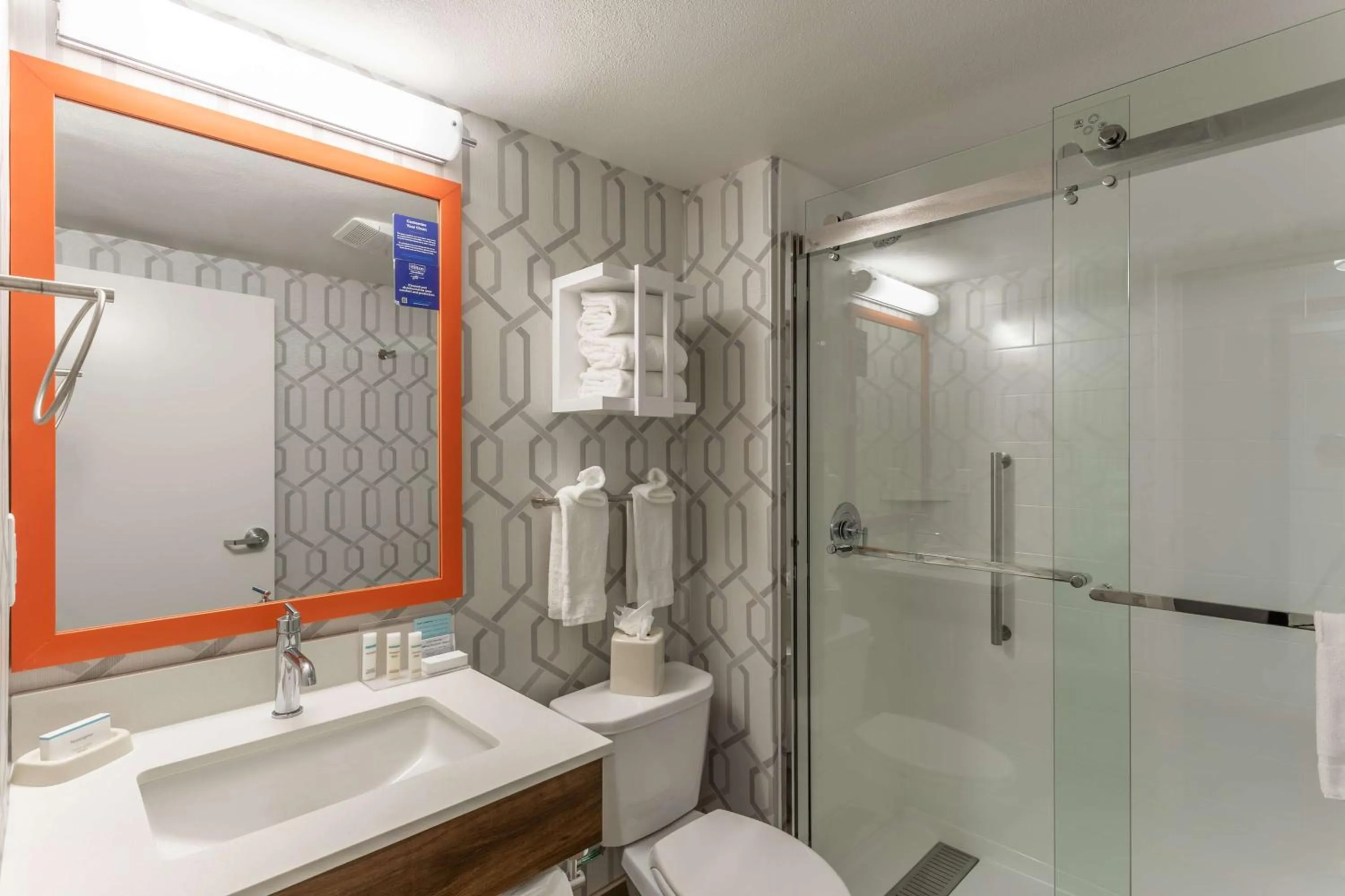 Bathroom in Hampton Inn Madison East Towne Mall Area