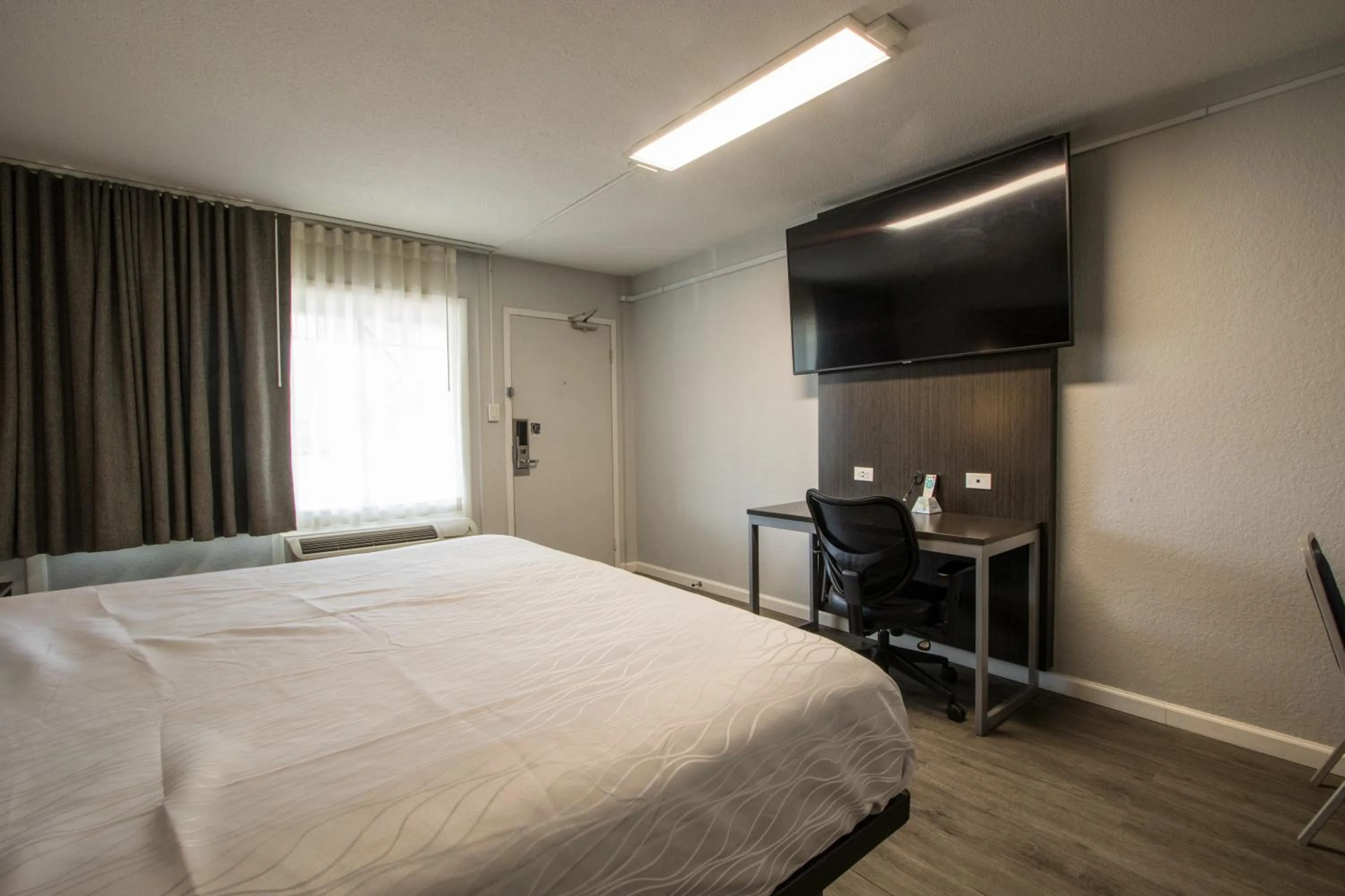 Bed in Envi Boutique Hotel Henderson-Evansville South