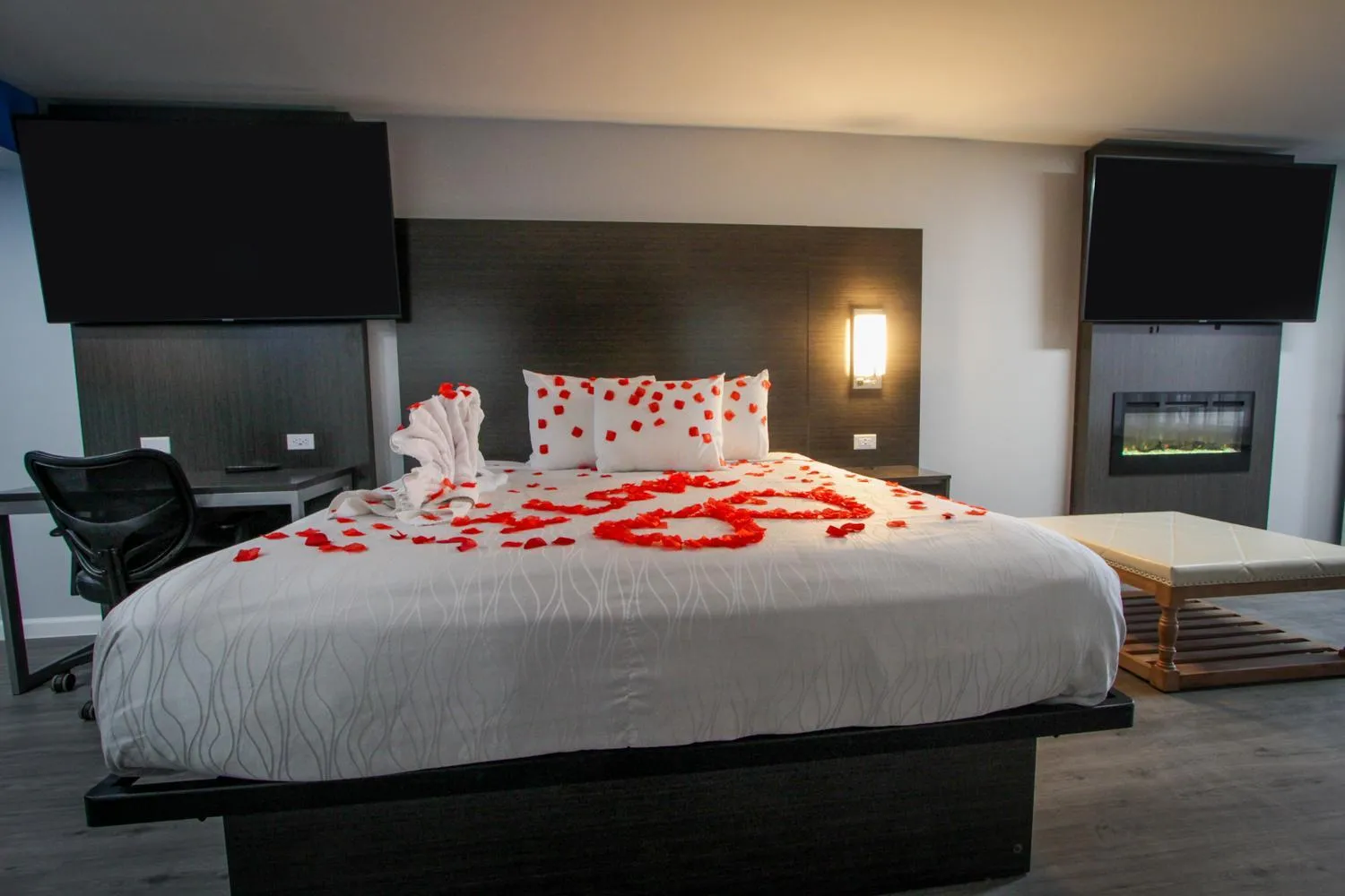 Bed in Envi Boutique Hotel Henderson-Evansville South