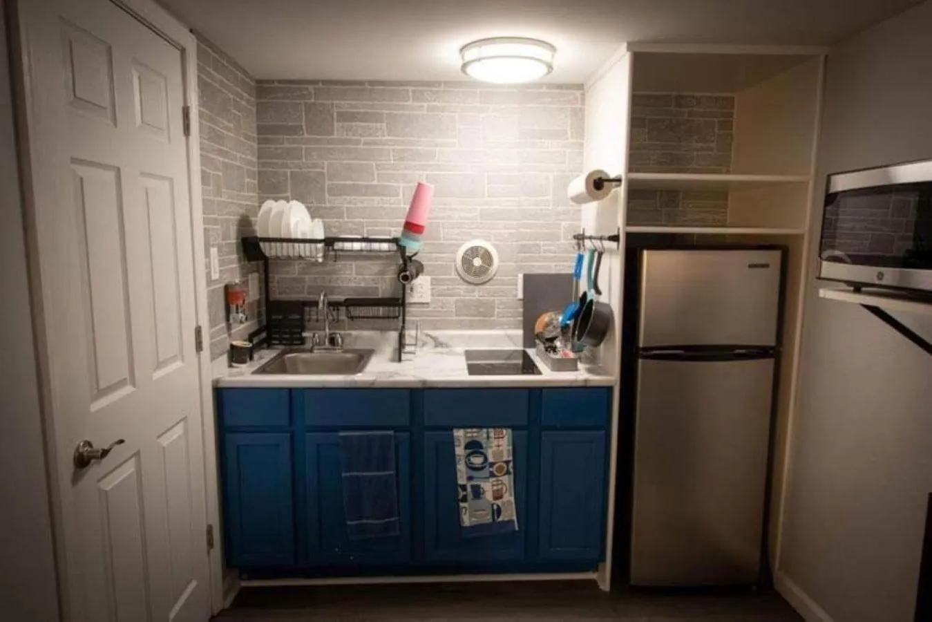 Kitchen or kitchenette in Envi Boutique Hotel Henderson-Evansville South