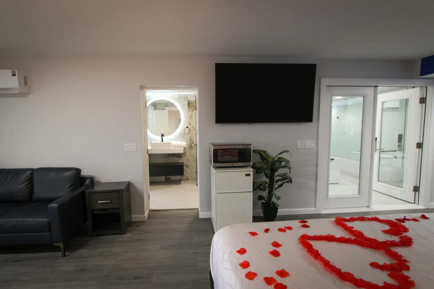 Living room, Bed in Envi Boutique Hotel Henderson-Evansville South