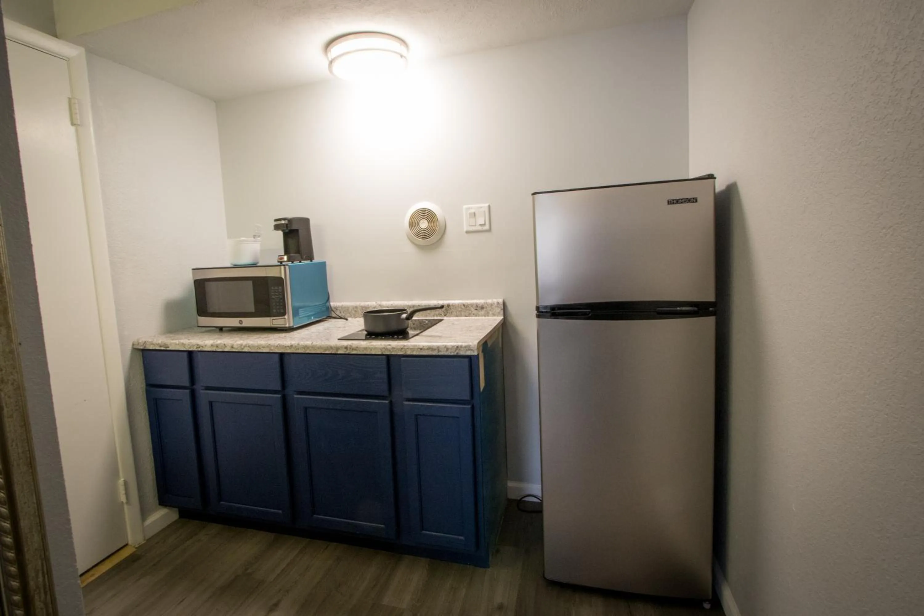 Kitchen or kitchenette in Envi Boutique Hotel Henderson-Evansville South