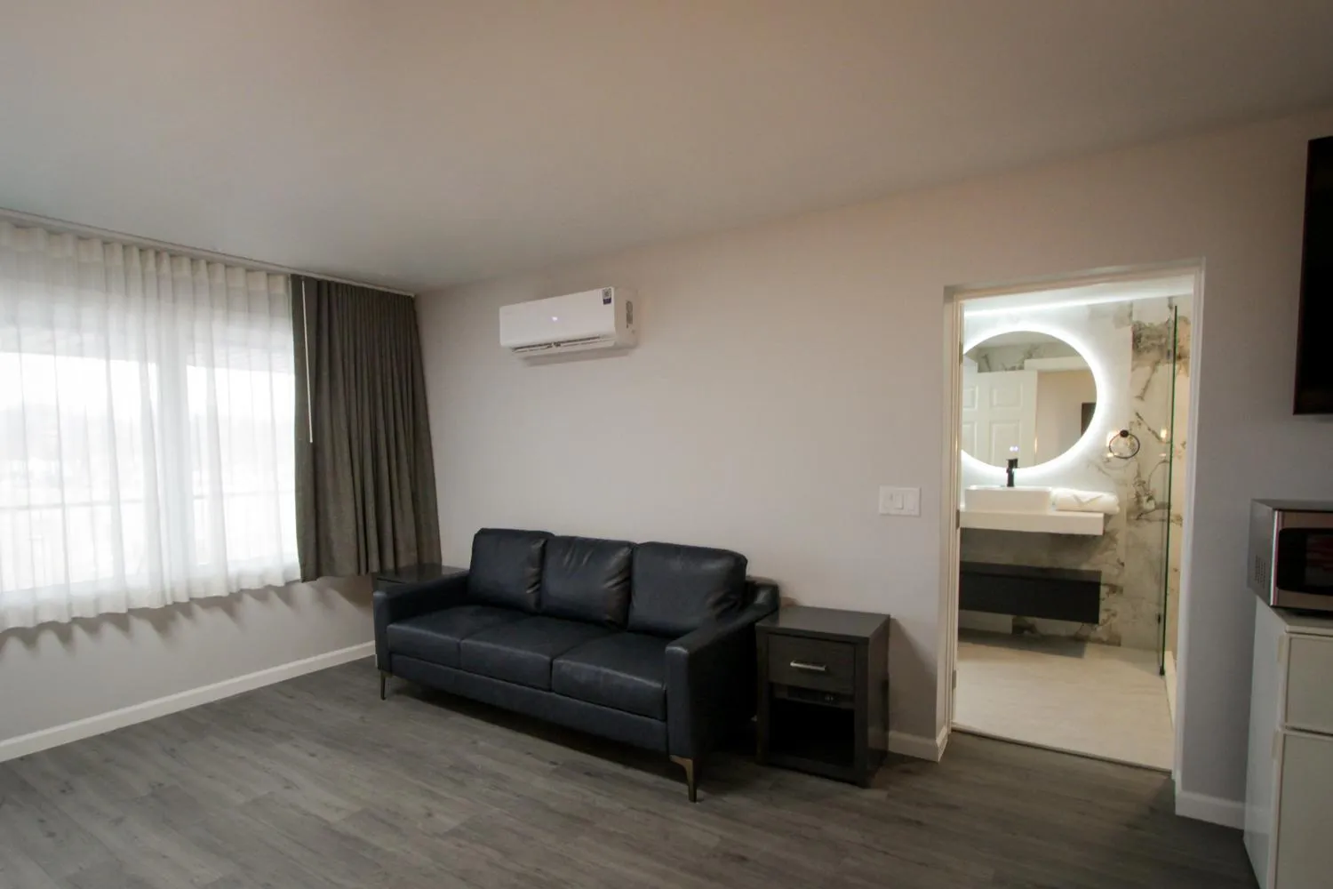 Living room, Bed in Envi Boutique Hotel Henderson-Evansville South