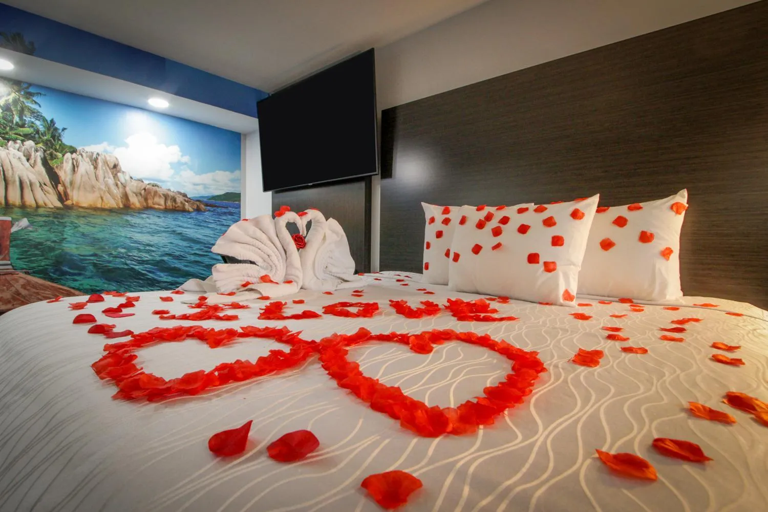 Bed in Envi Boutique Hotel Henderson-Evansville South