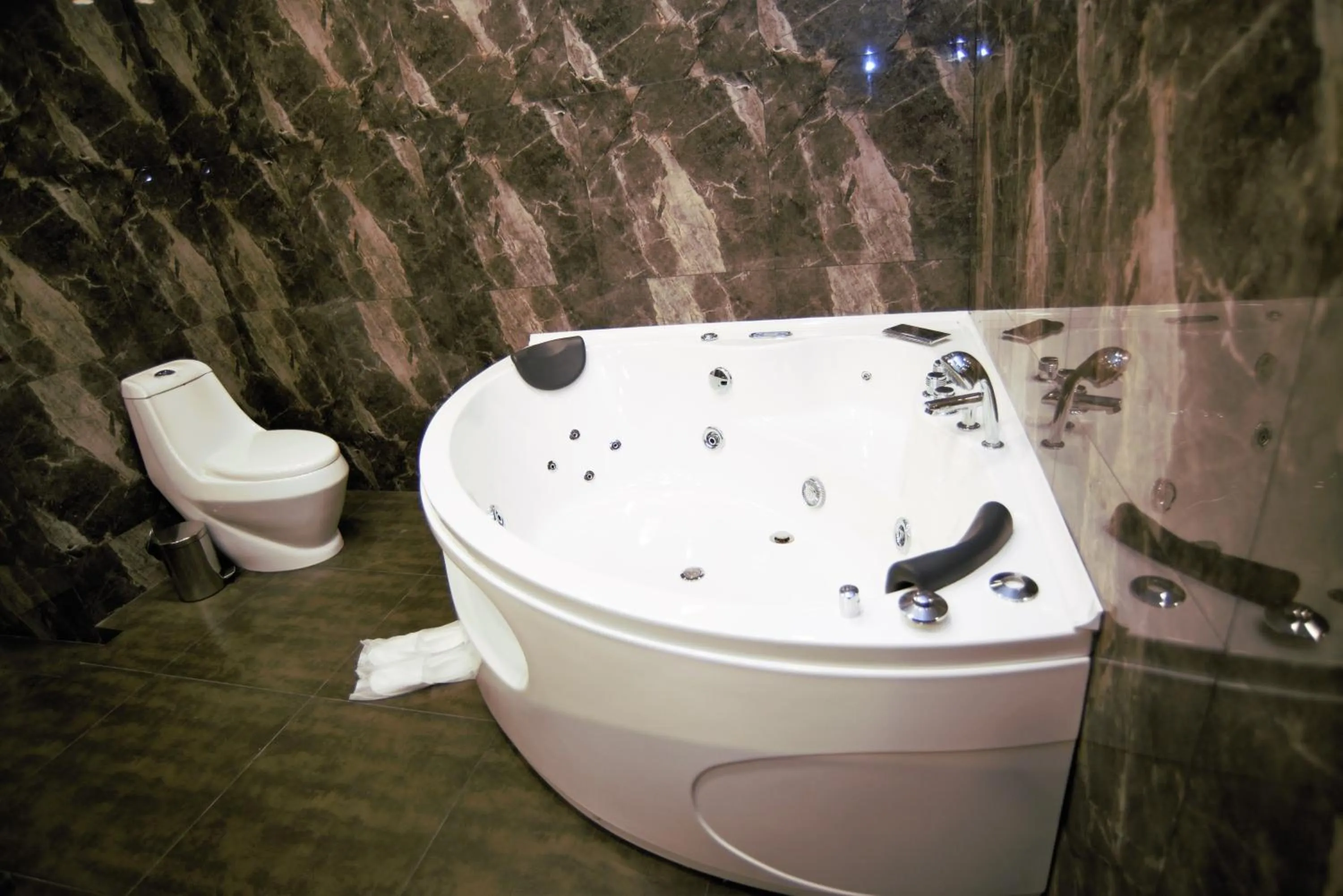 Hot Tub in Gallery Art Hotel