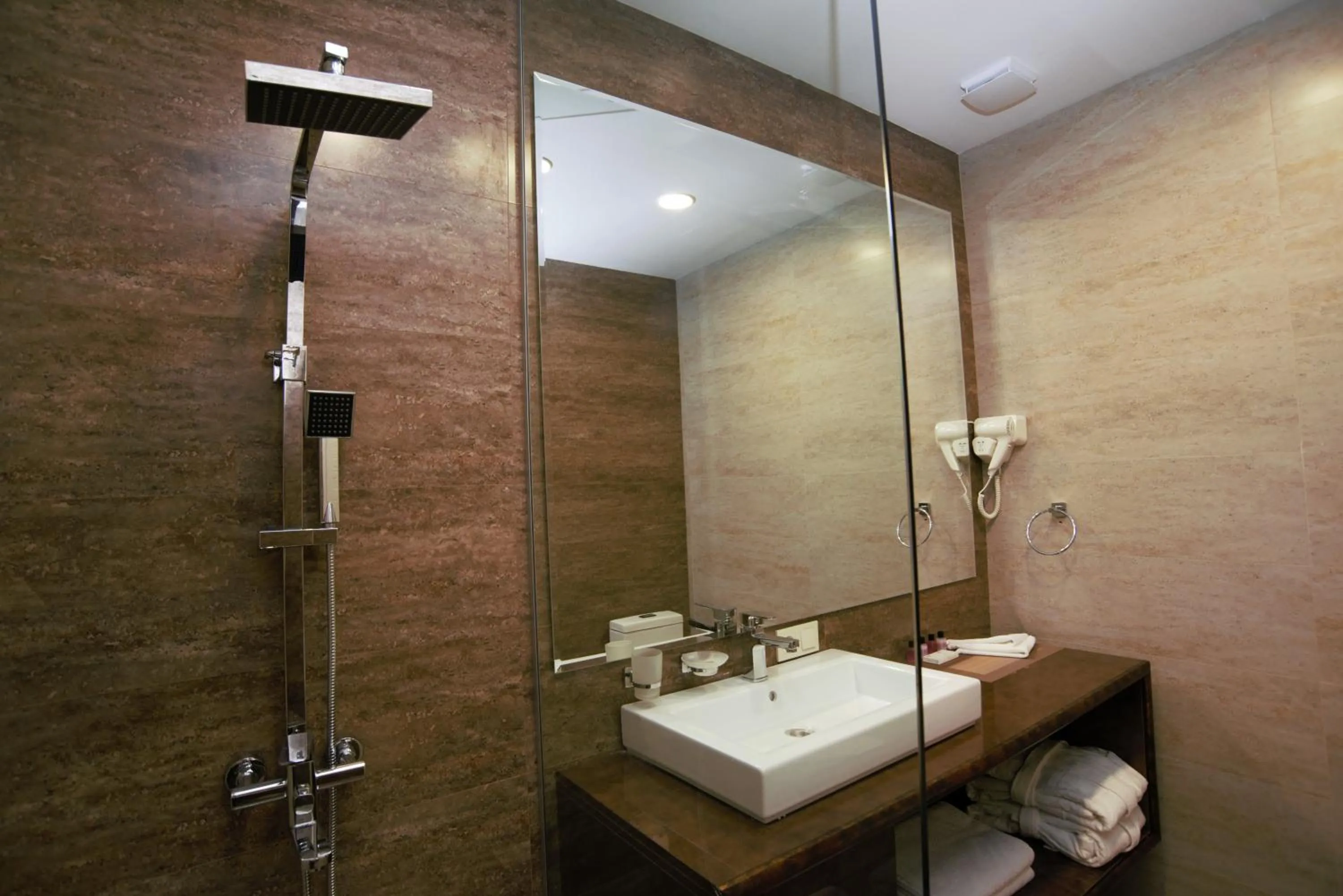 Shower in Gallery Art Hotel