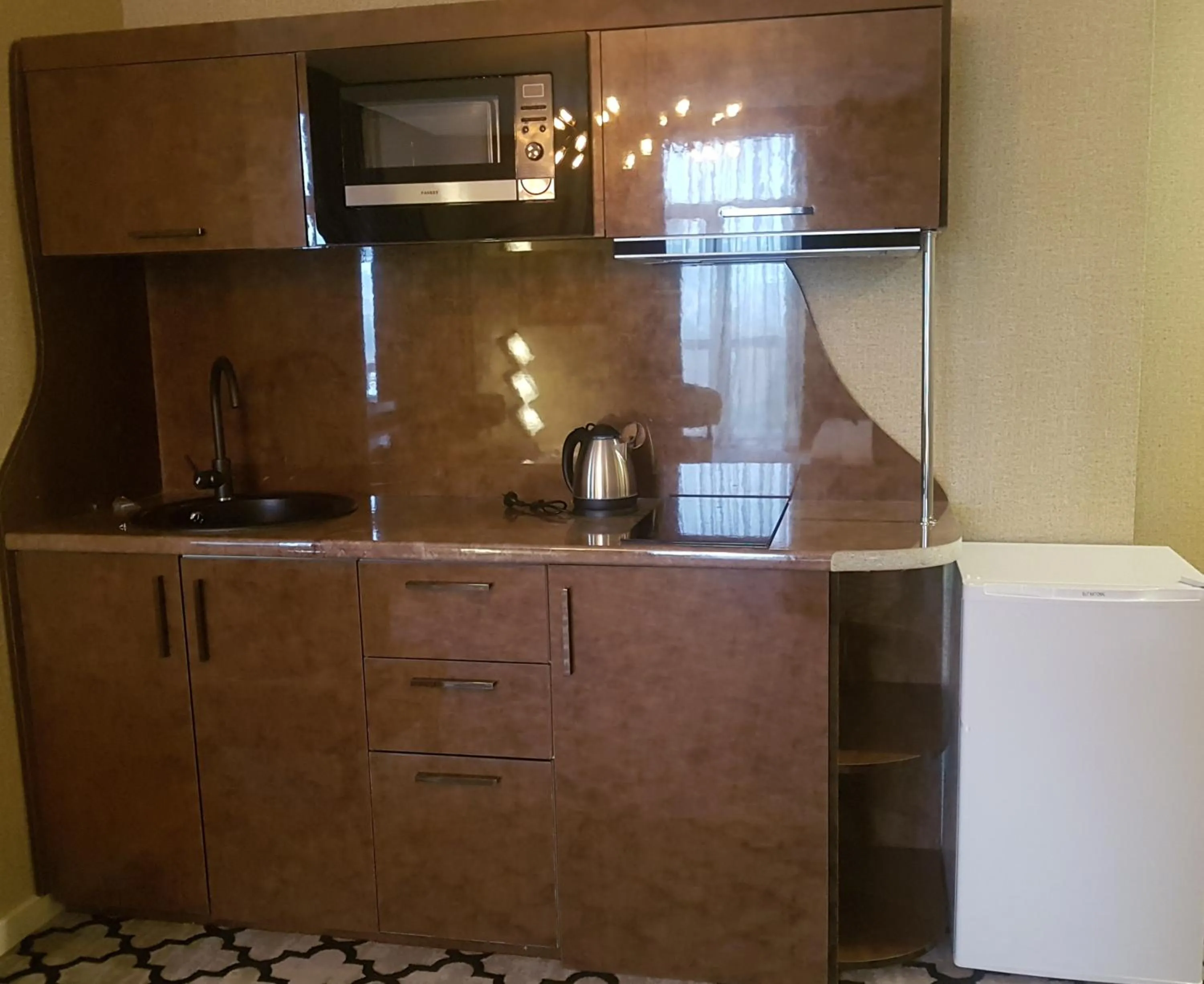 Kitchen or kitchenette in Gallery Art Hotel