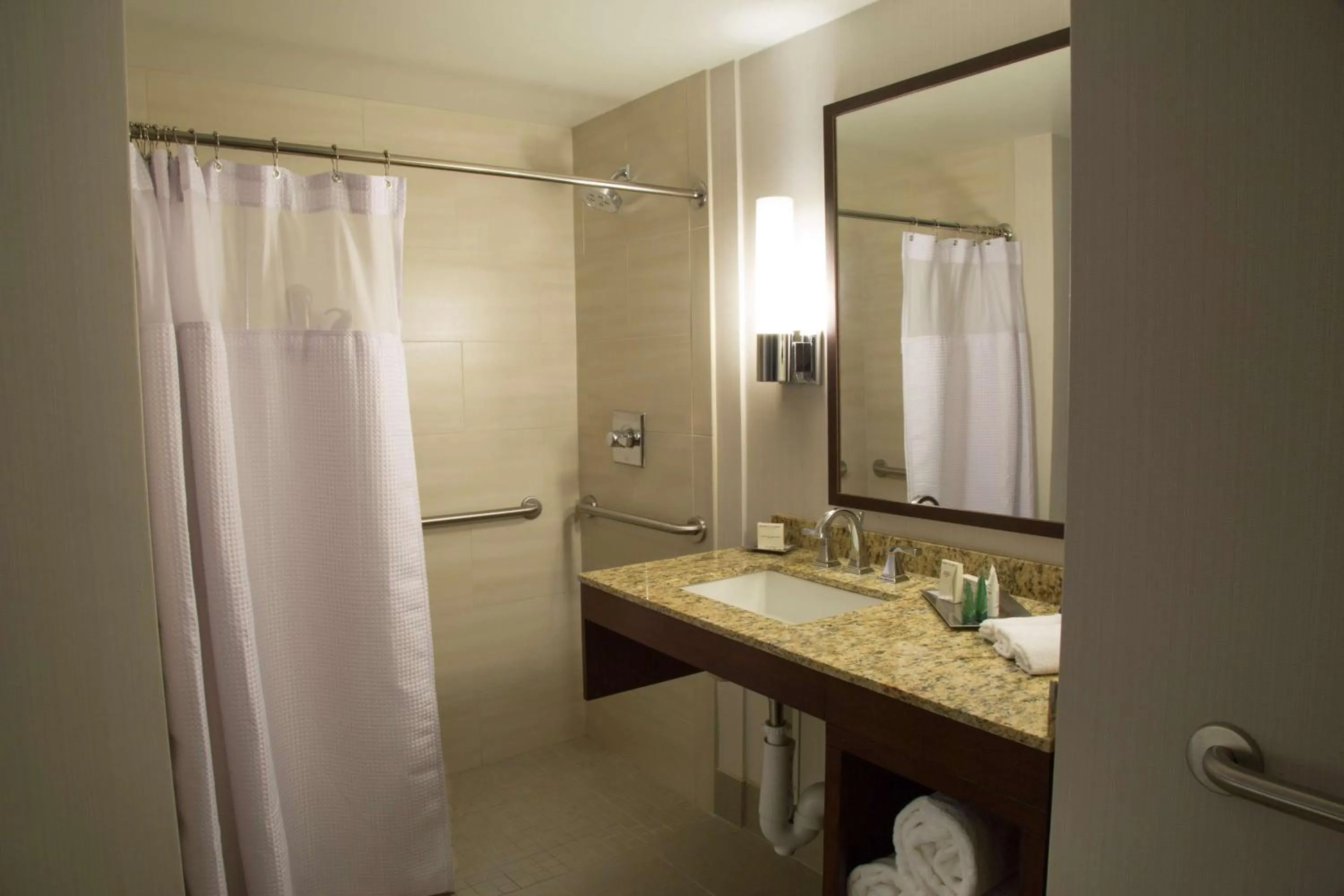 Bathroom in Hilton Kansas City Airport