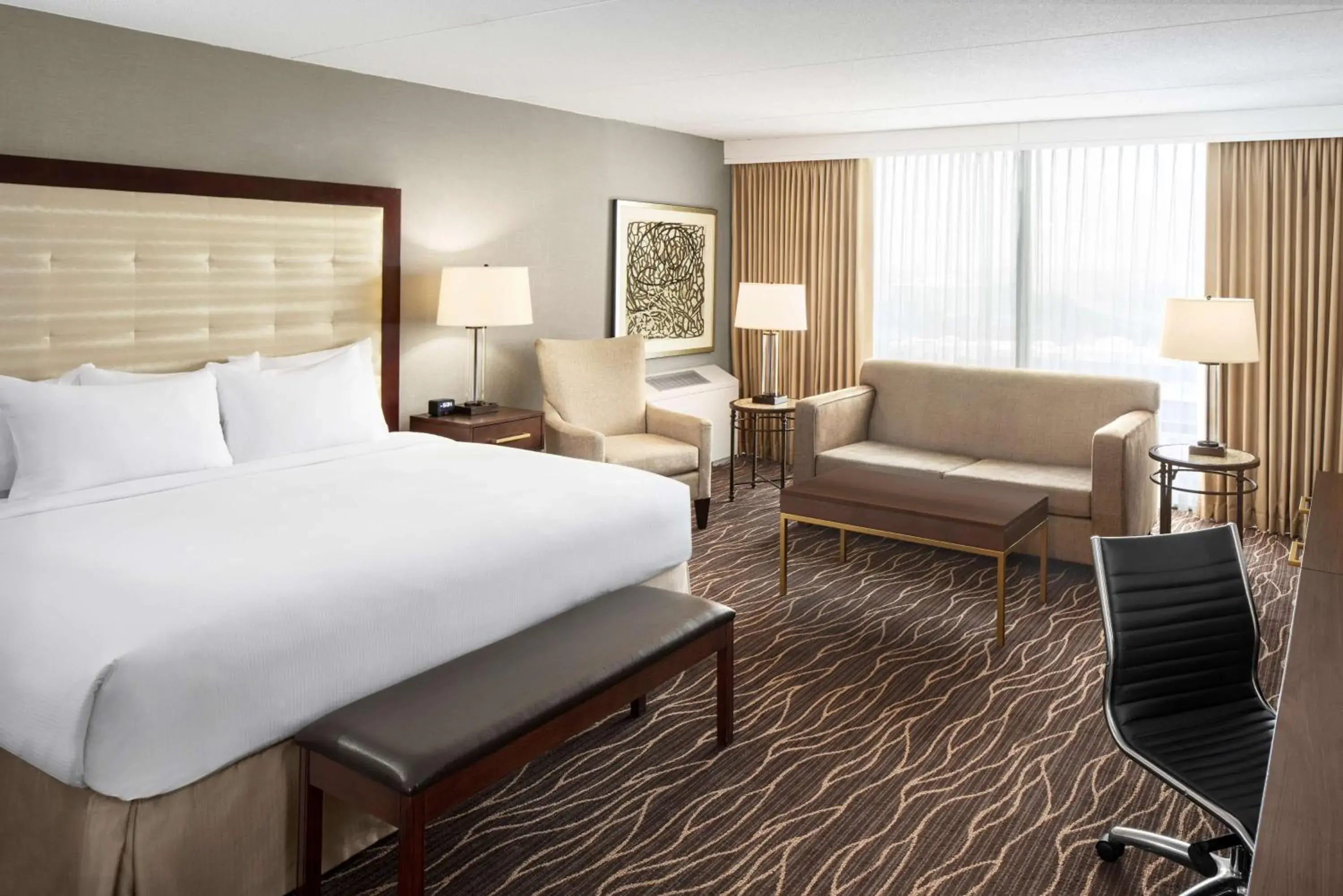 Deluxe King Room in Hilton Kansas City Airport Deluxe King Room in Hilton Kansas City Airport