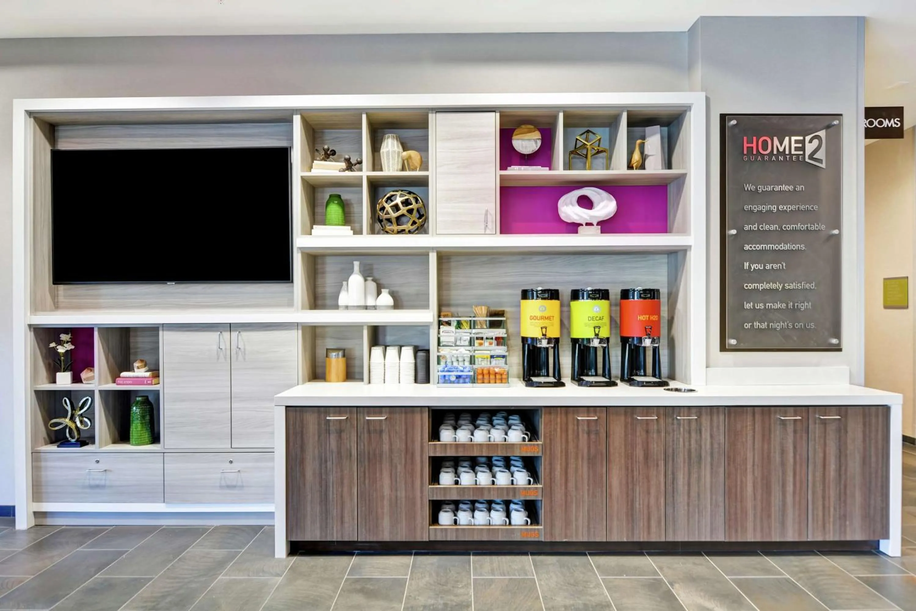 Dining area in Home2 Suites Charleston West Ashley