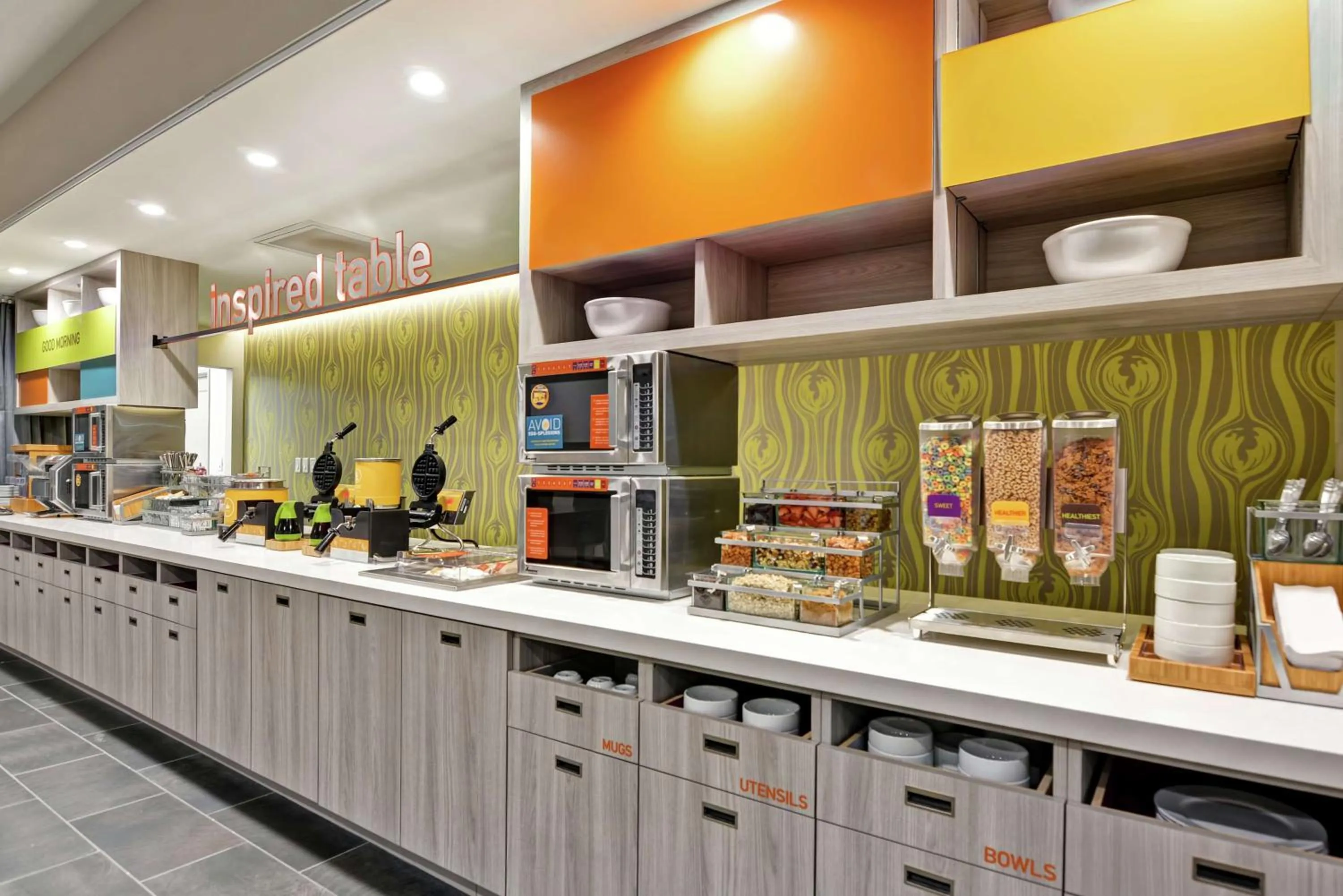 Dining area in Home2 Suites Charleston West Ashley