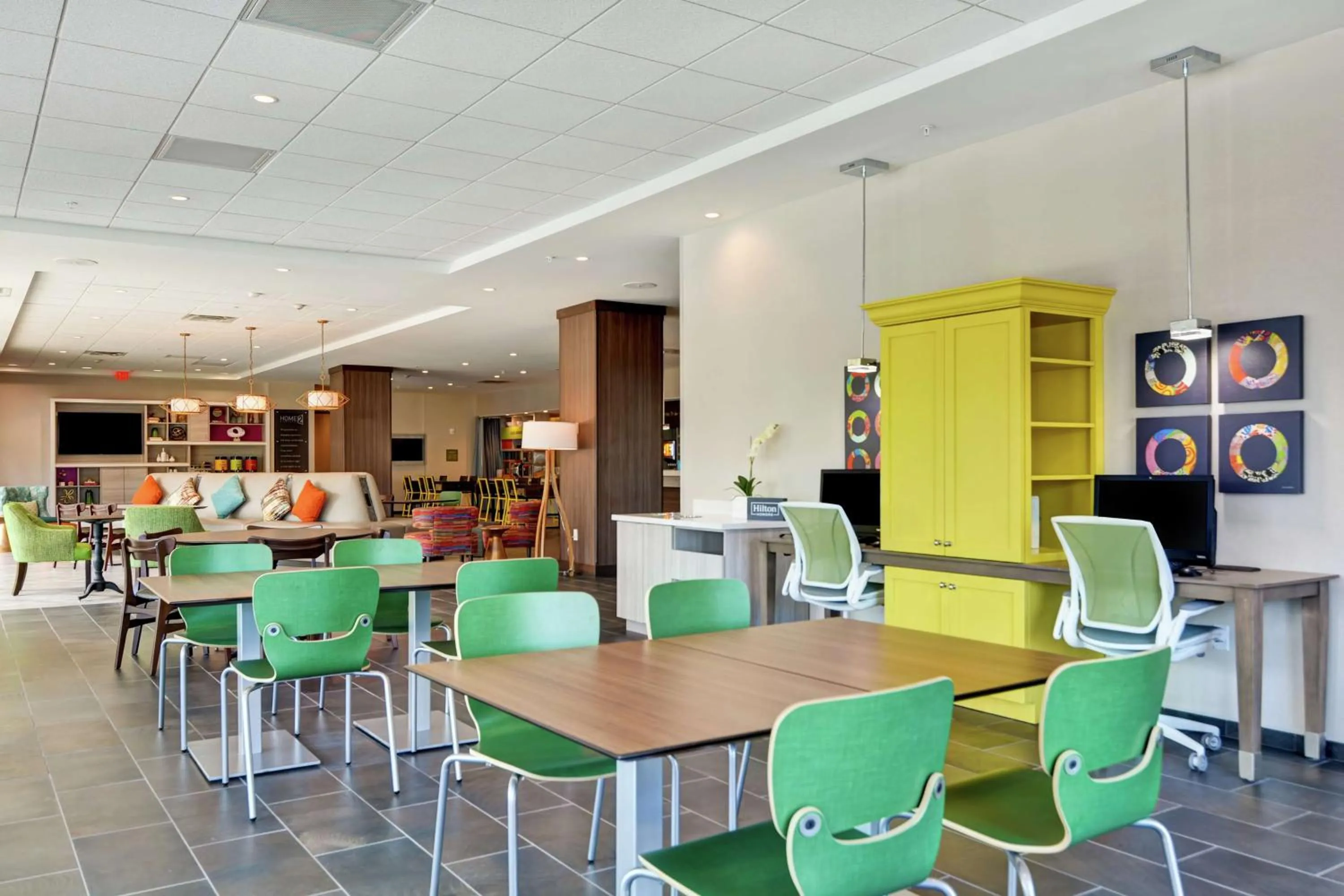 Dining area in Home2 Suites Charleston West Ashley