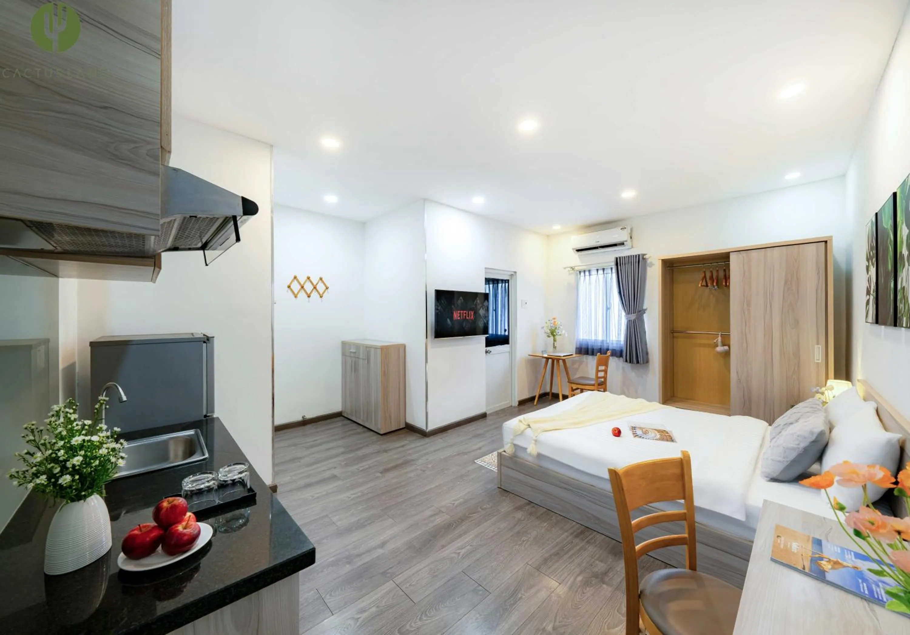 Communal lounge/ TV room, Bed in Cactusland Hotel & Apartment