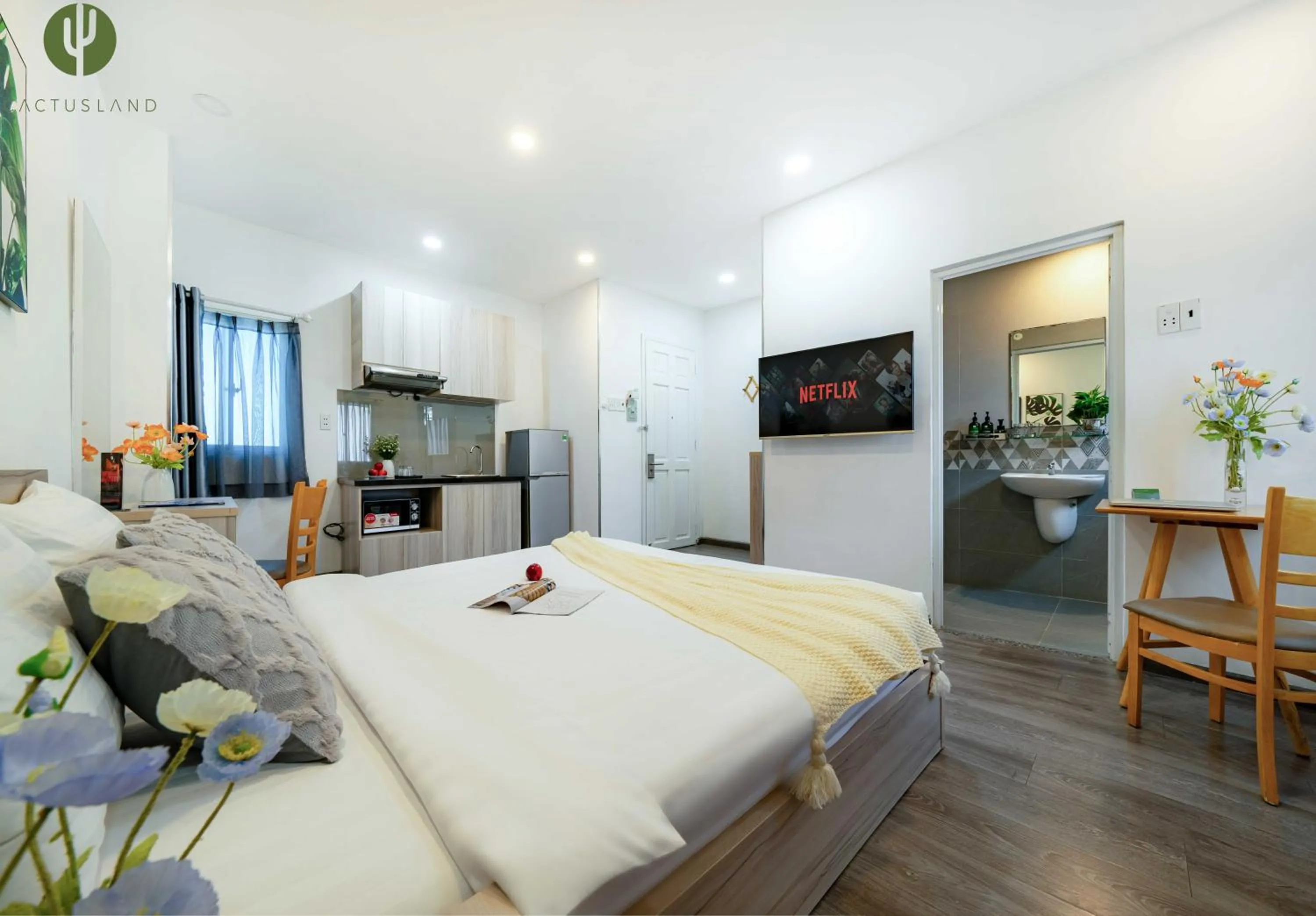 Communal lounge/ TV room, Bed in Cactusland Hotel & Apartment