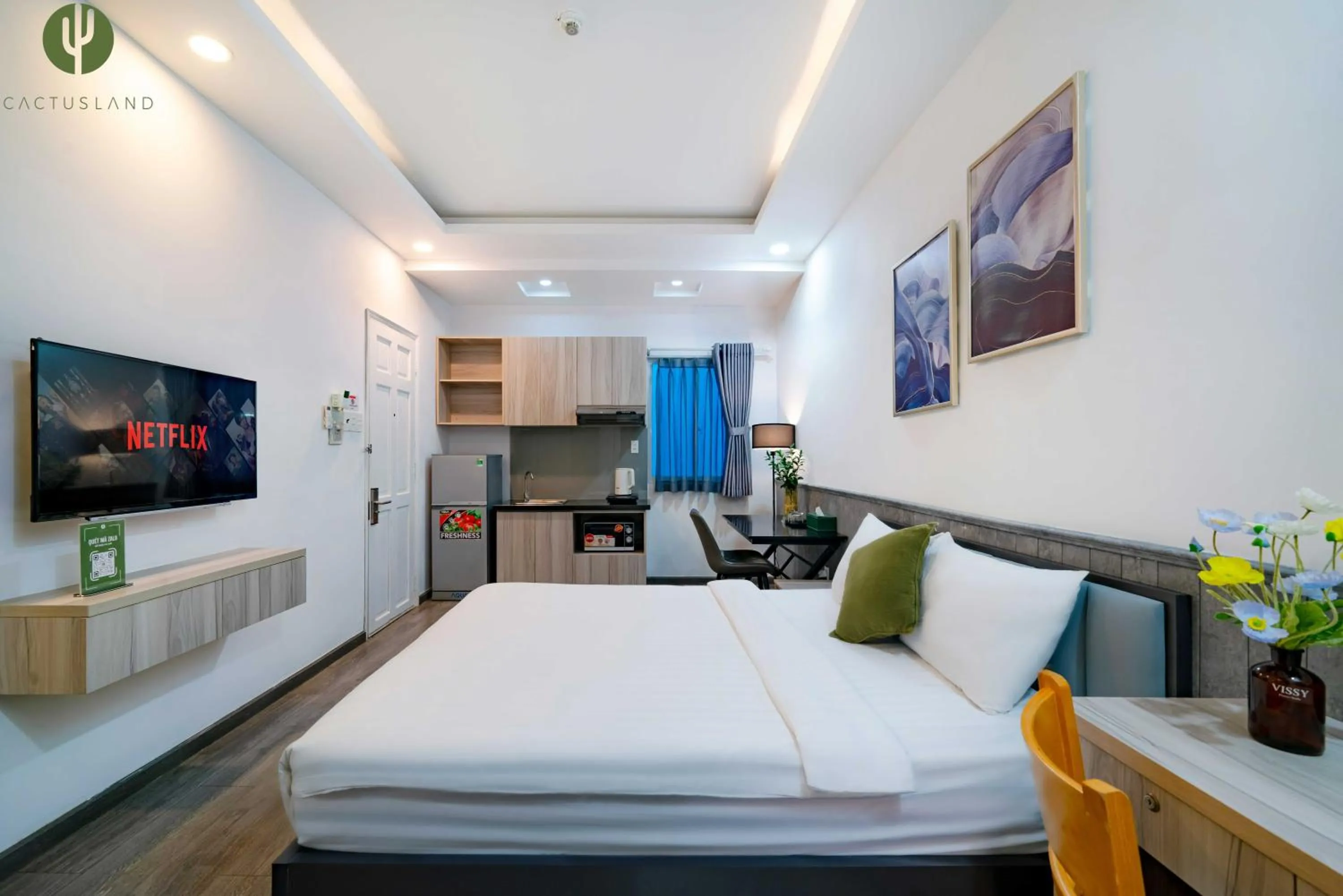 Communal lounge/ TV room, Bed in Cactusland Hotel & Apartment