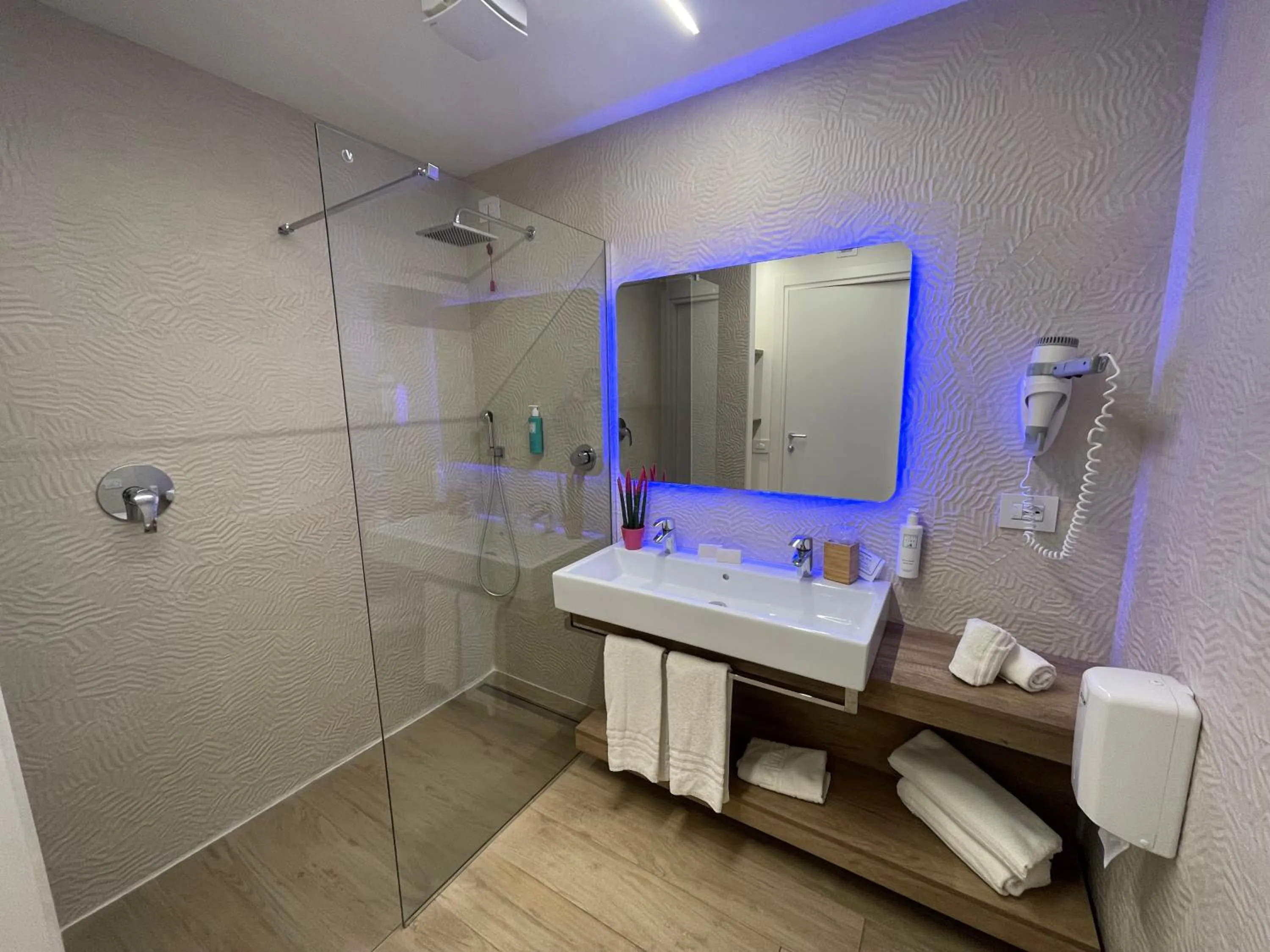 Shower in Suite du Parc & Hotel