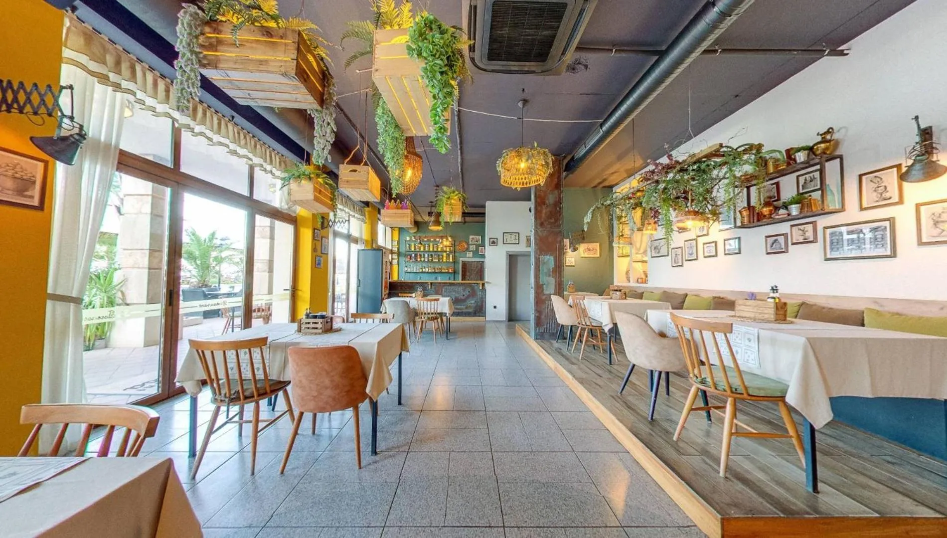 Restaurant/places to eat in Maria Palace Complex