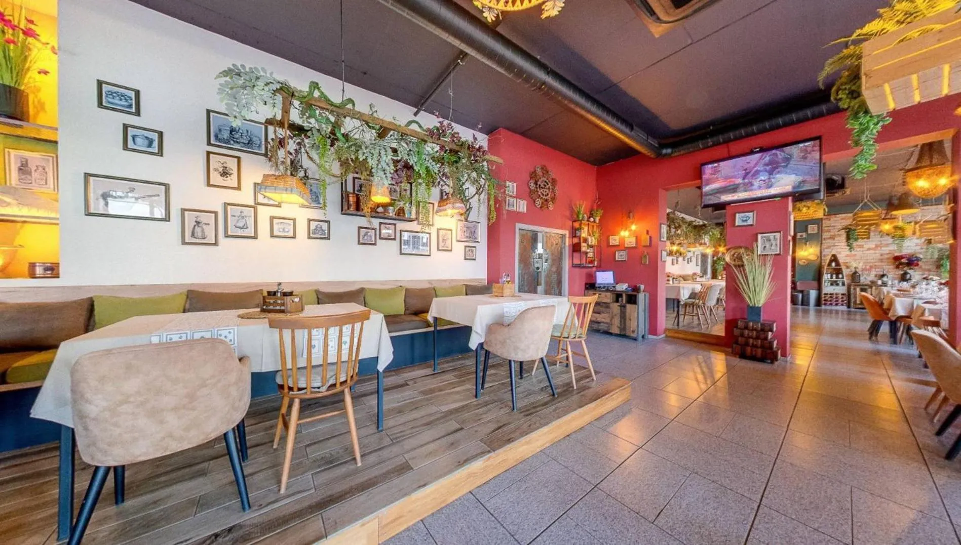 Restaurant/places to eat in Maria Palace Complex