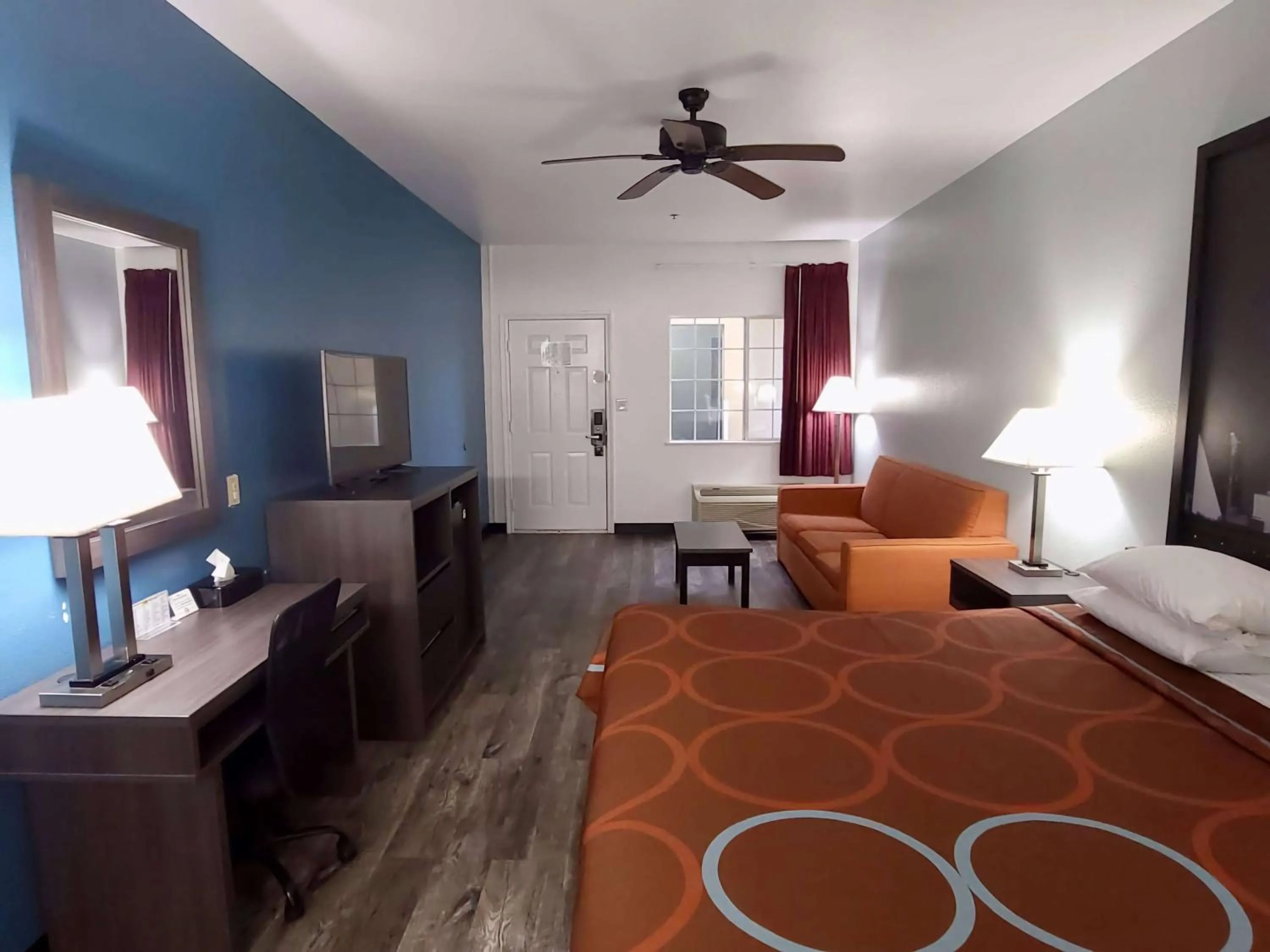 Photo of the whole room, Bed in Super 8 by Wyndham Forney/East Dallas
