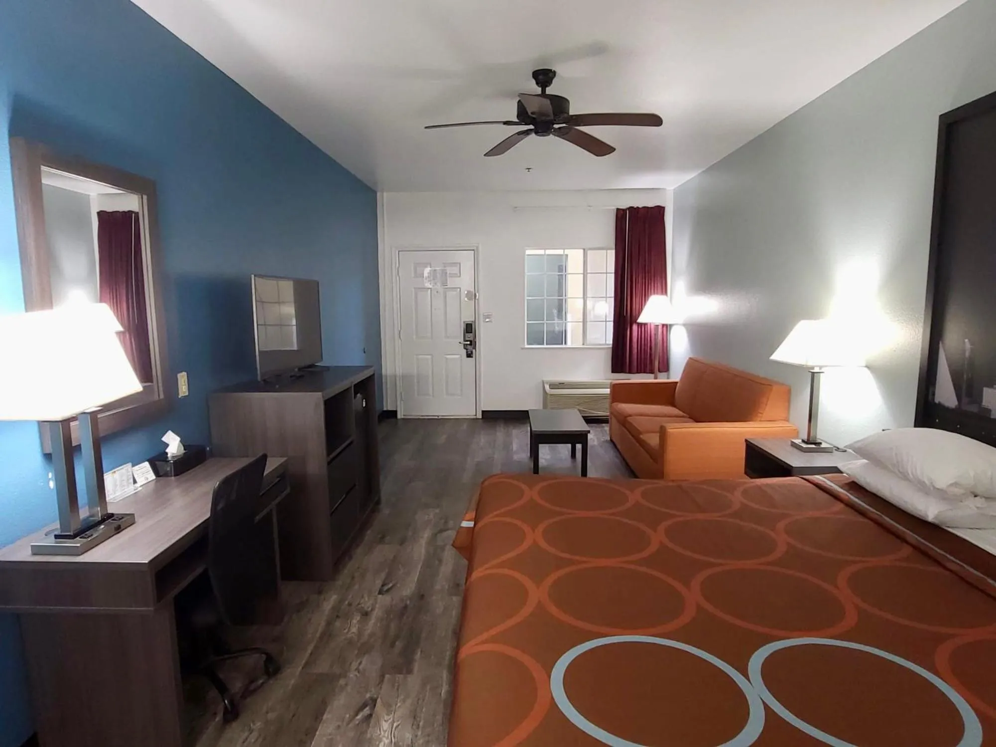 Bedroom, Bed in Super 8 by Wyndham Forney/East Dallas