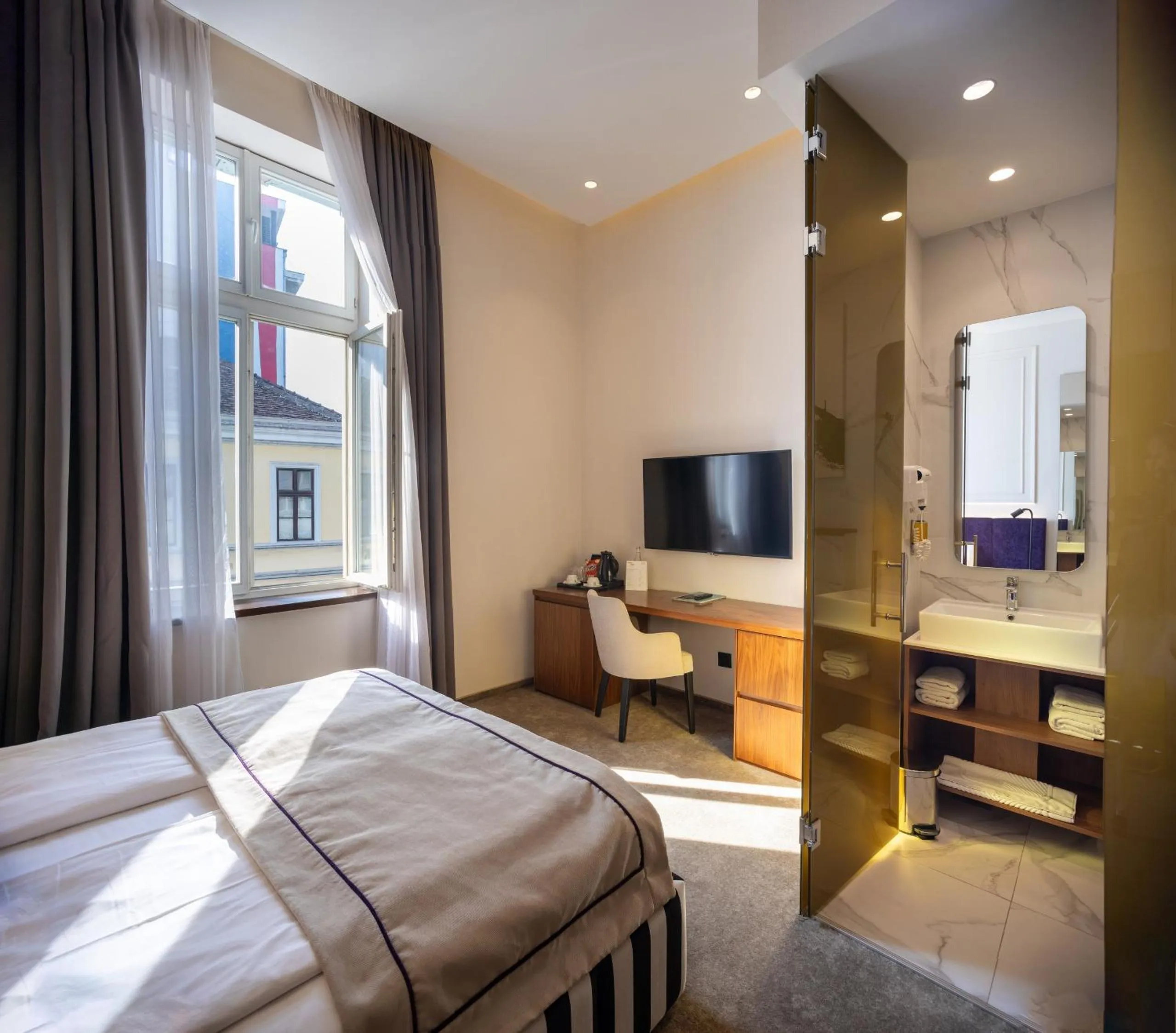 Photo of the whole room, Bed in Maison Royale