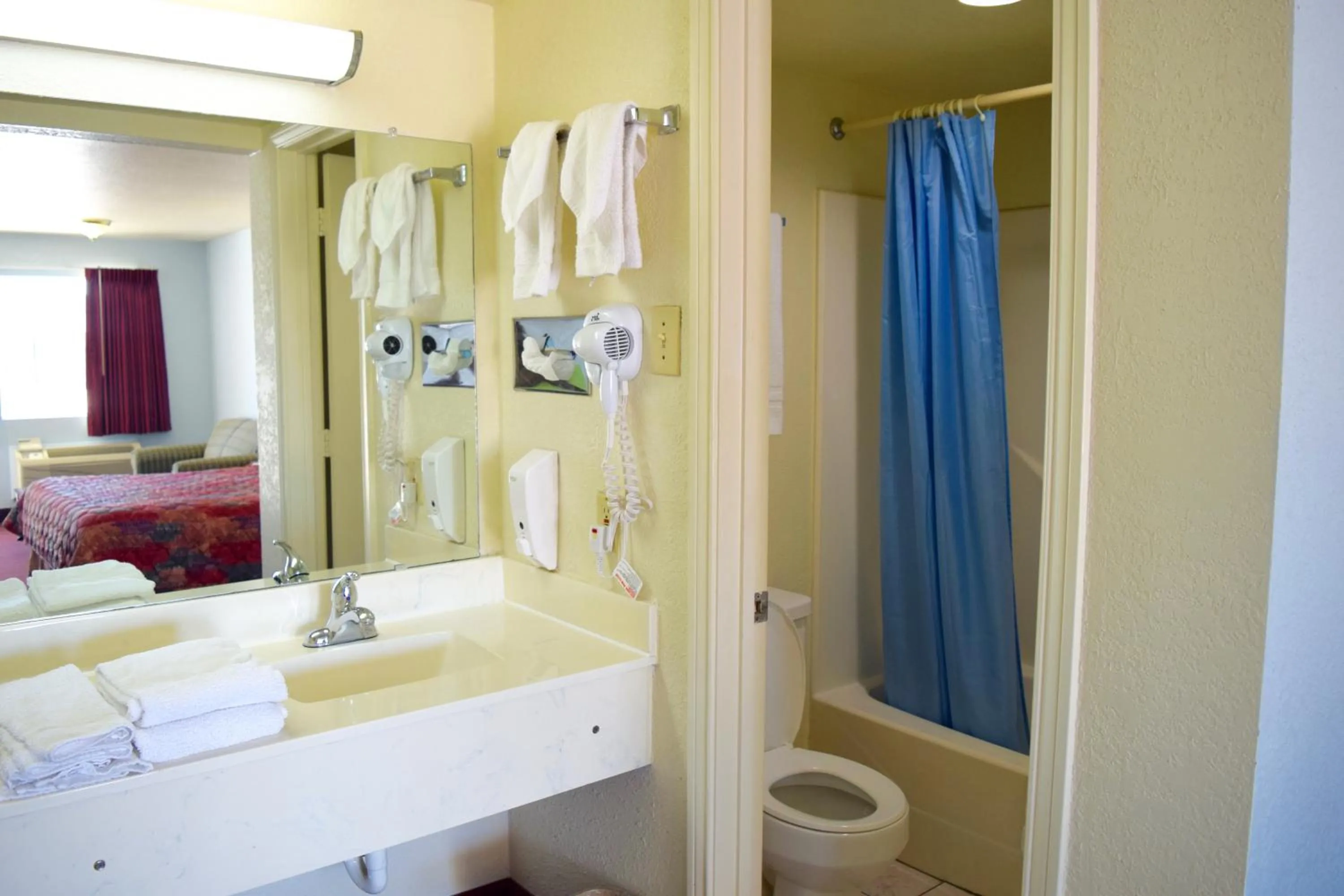 Bathroom, Bed in Countryside Inn