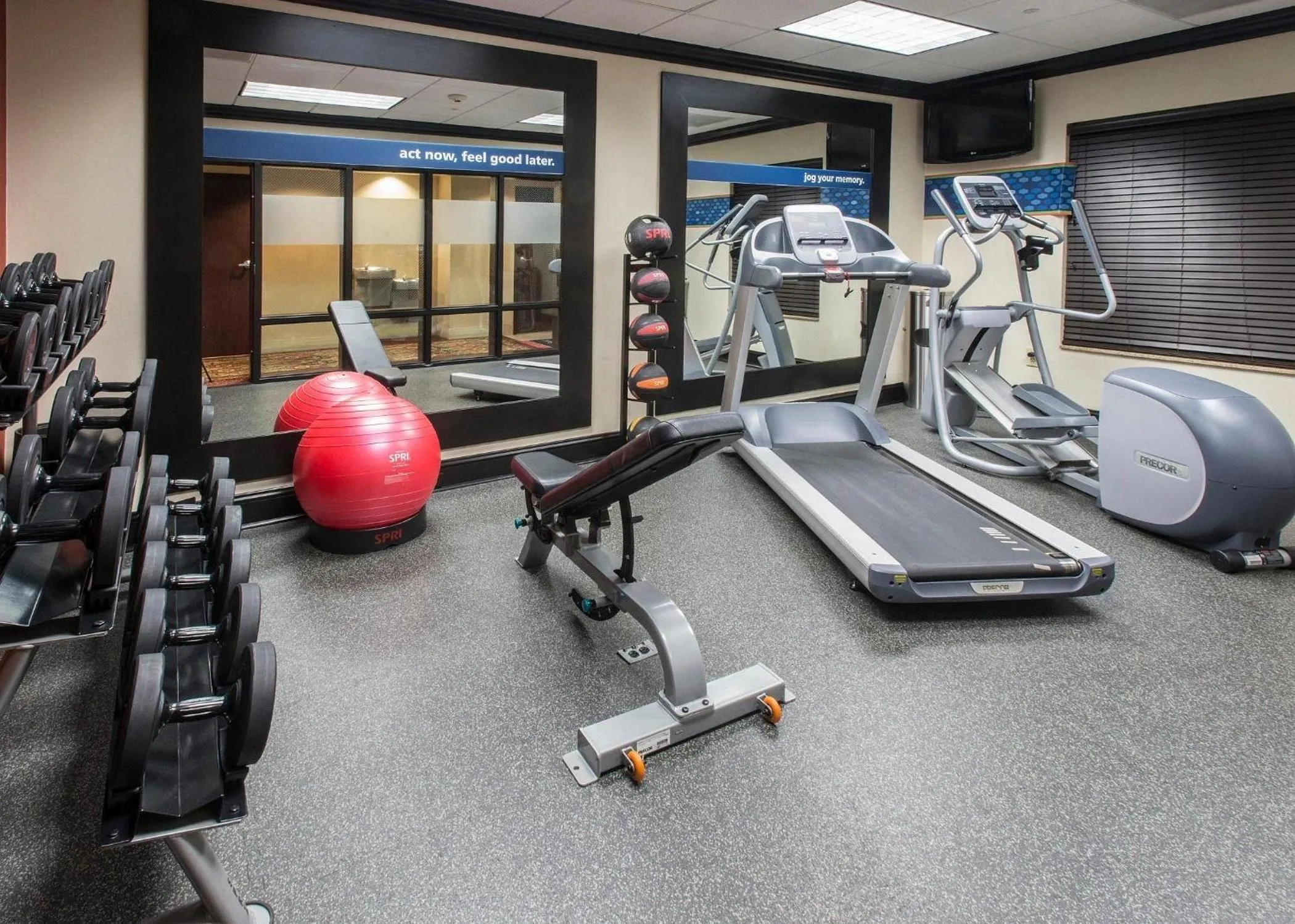 Fitness centre/facilities in Hampton Inn & Suites Jackson