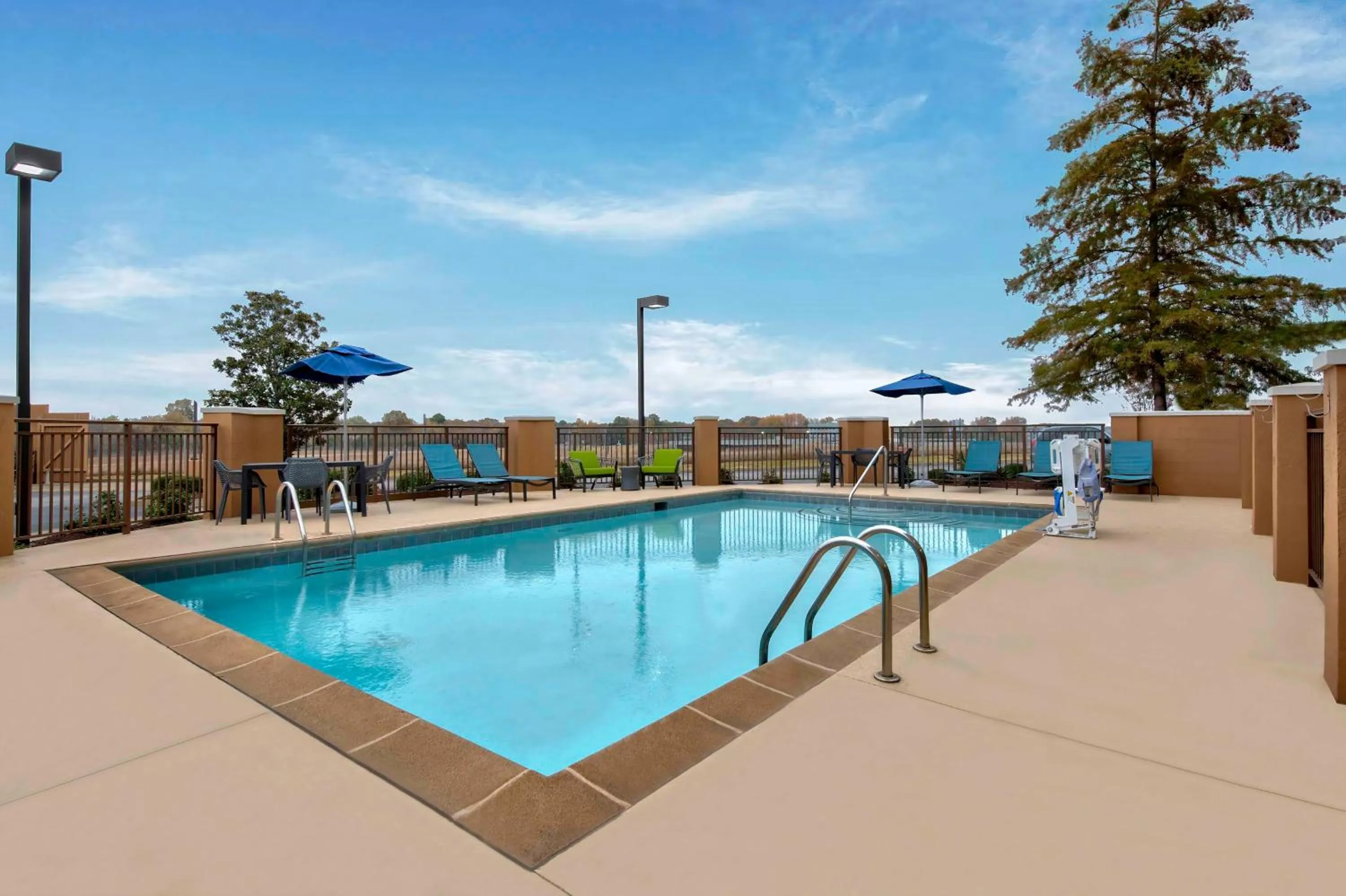 Pool view in Hampton Inn & Suites Jackson