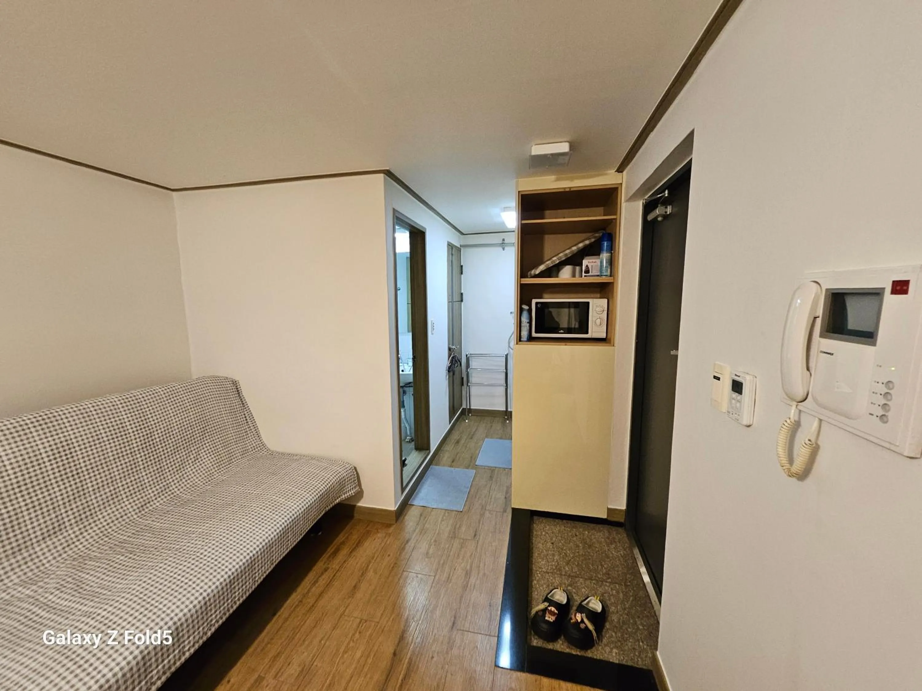 Photo of the whole room in Y's house