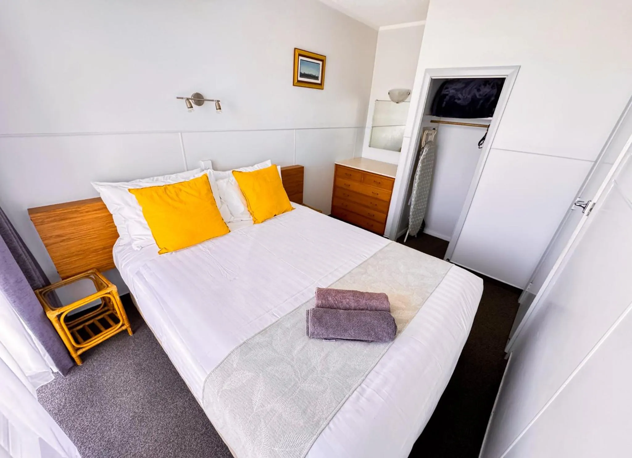 Bed in Waikanae Beach Motel