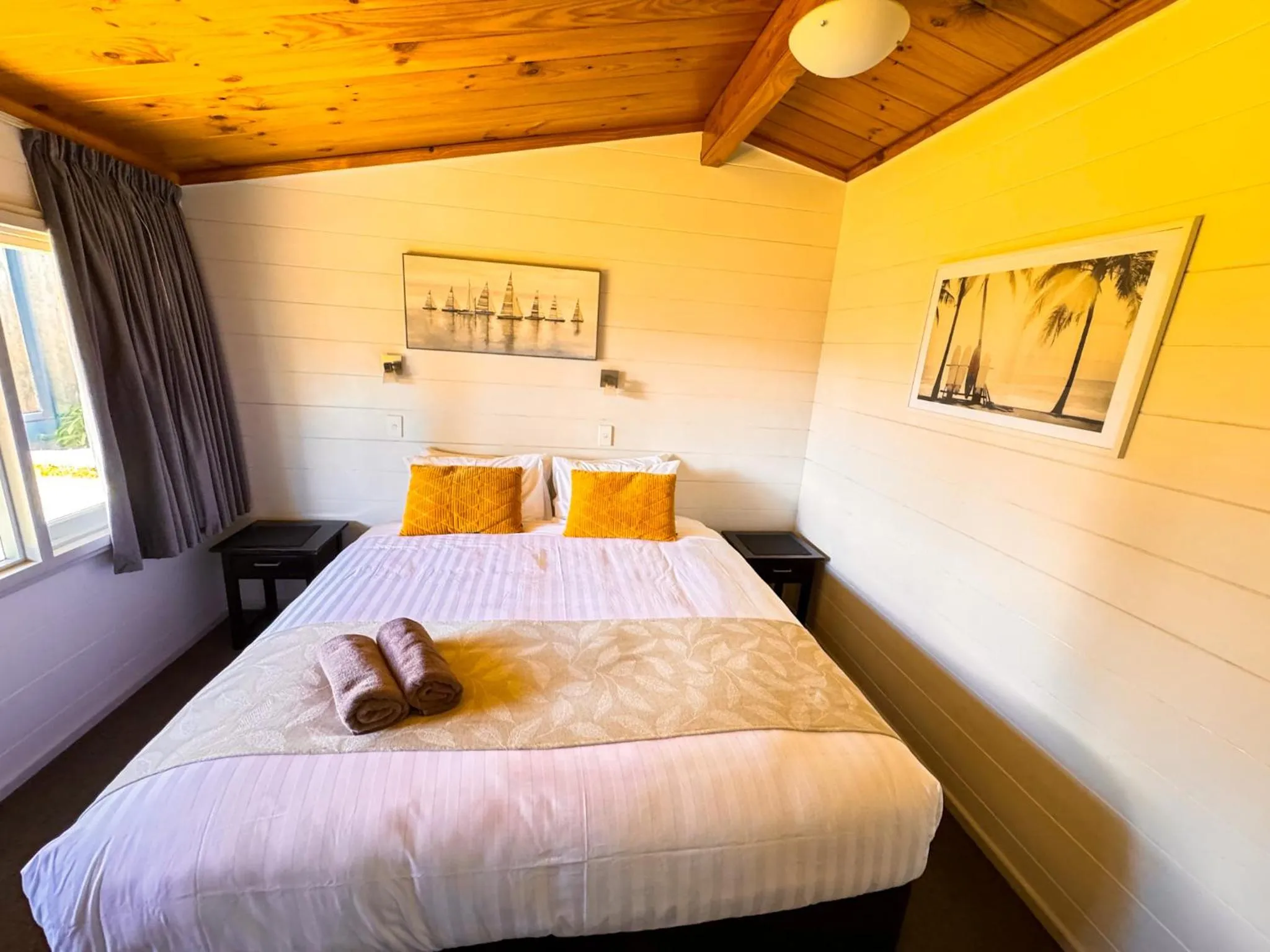 Bed in Waikanae Beach Motel