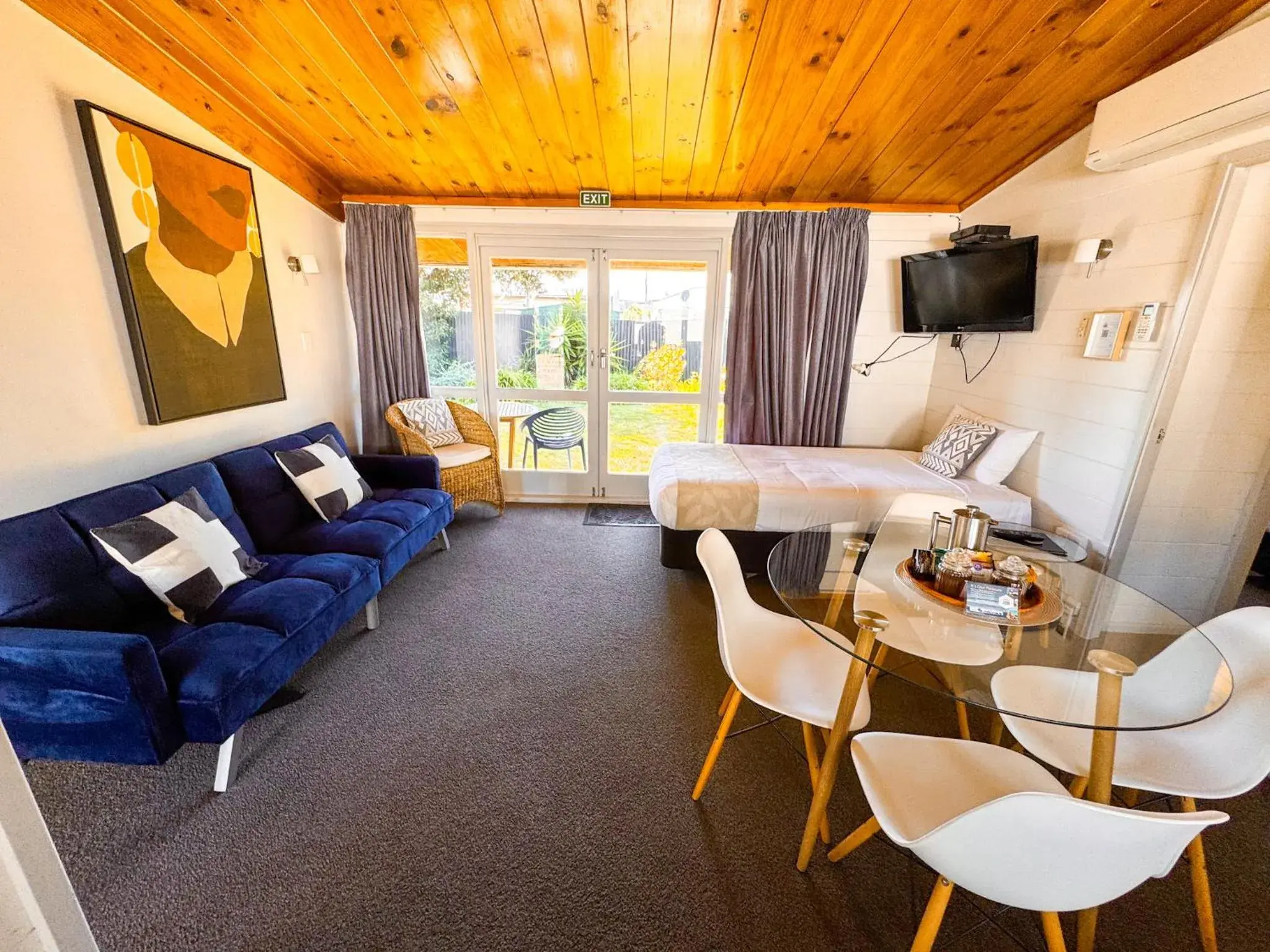 One-Bedroom Apartment with Garden View in Waikanae Beach Motel One-Bedroom Apartment with Garden View in Waikanae Beach Motel