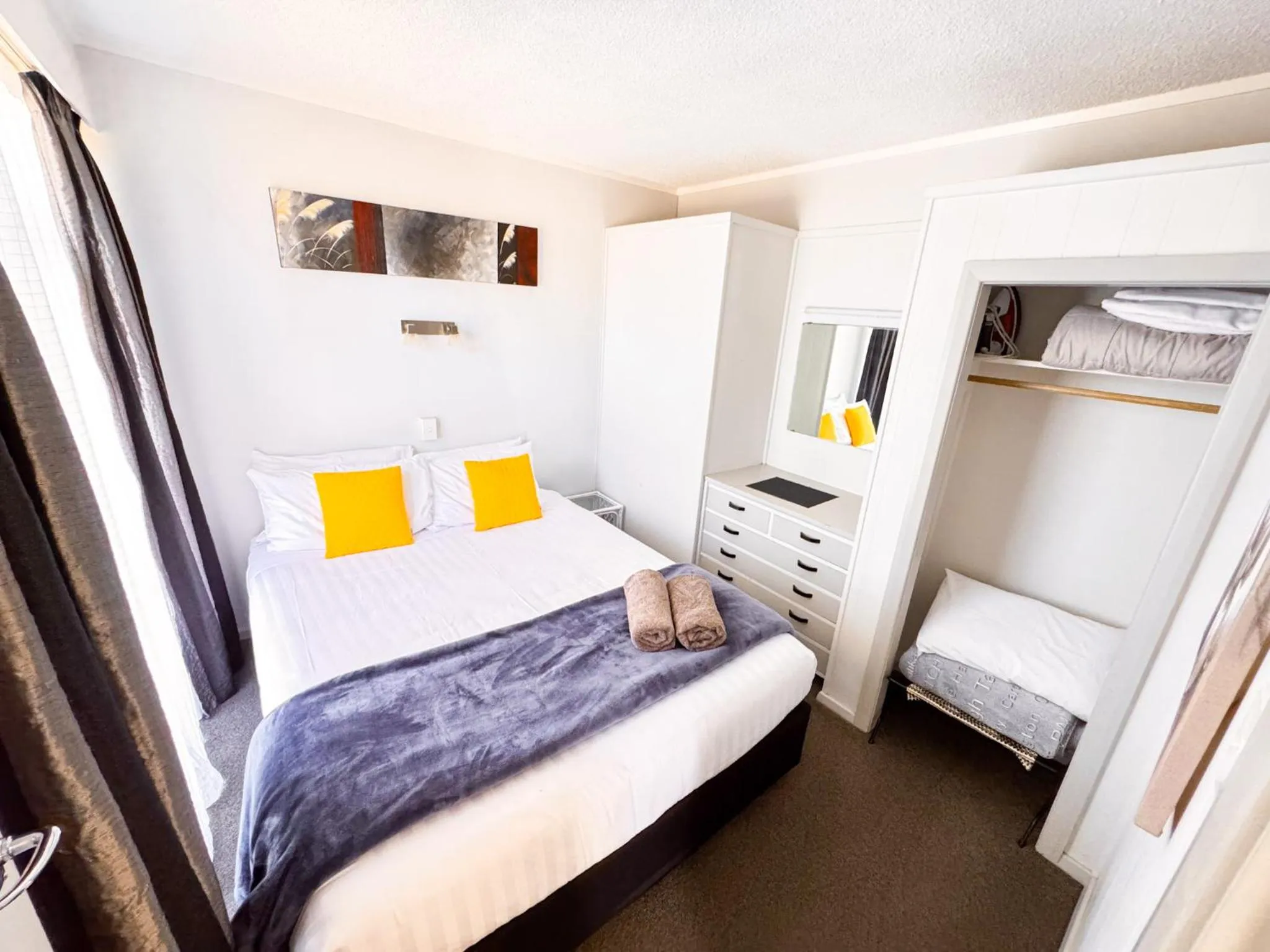 Bed in Waikanae Beach Motel