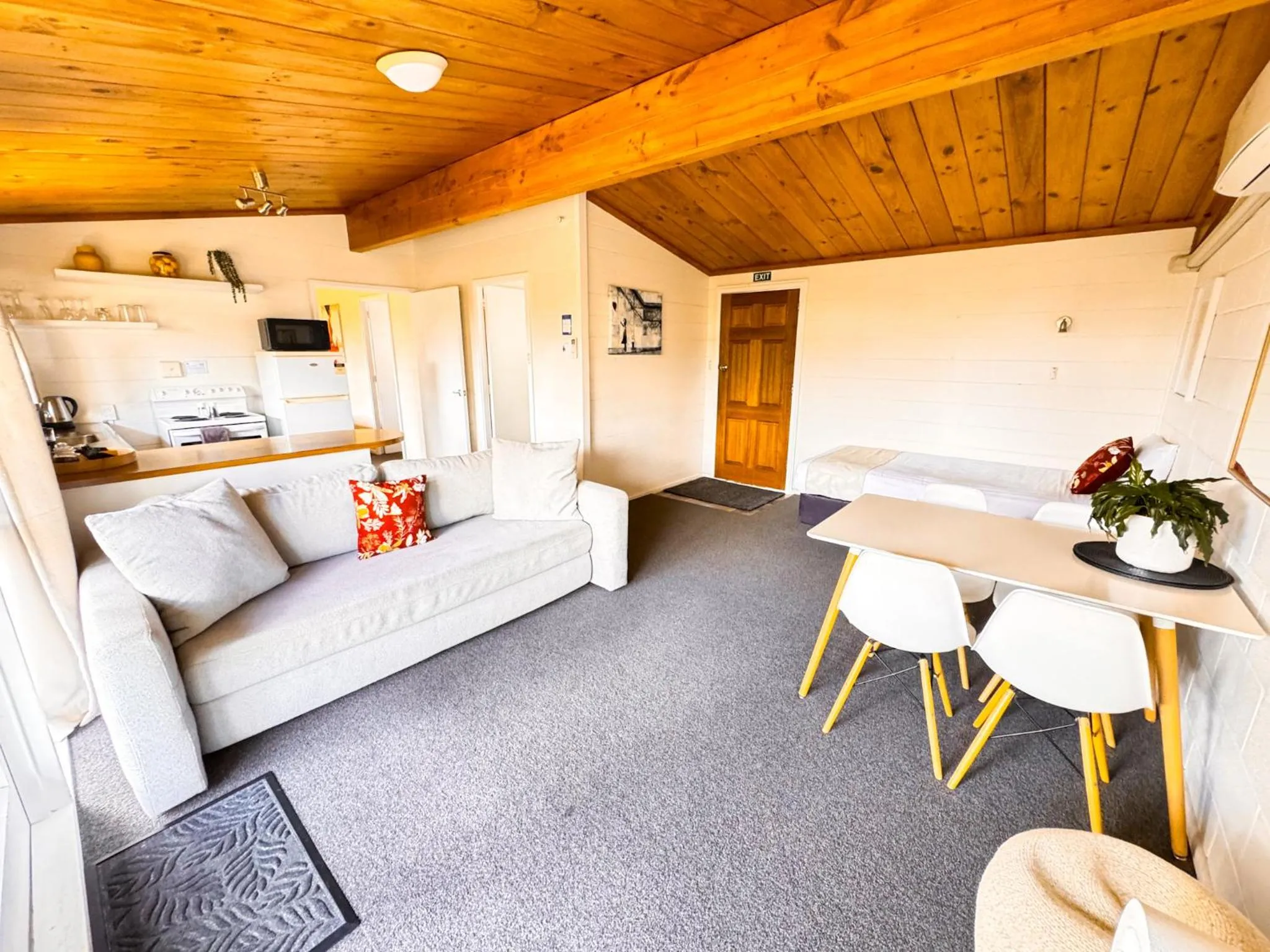 Dining area in Waikanae Beach Motel