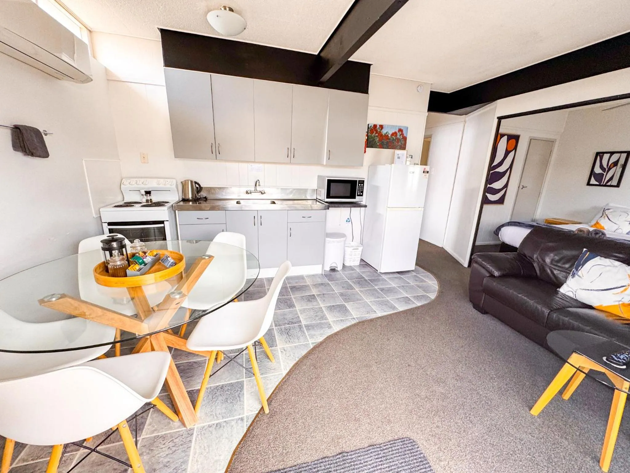 Dining area in Waikanae Beach Motel