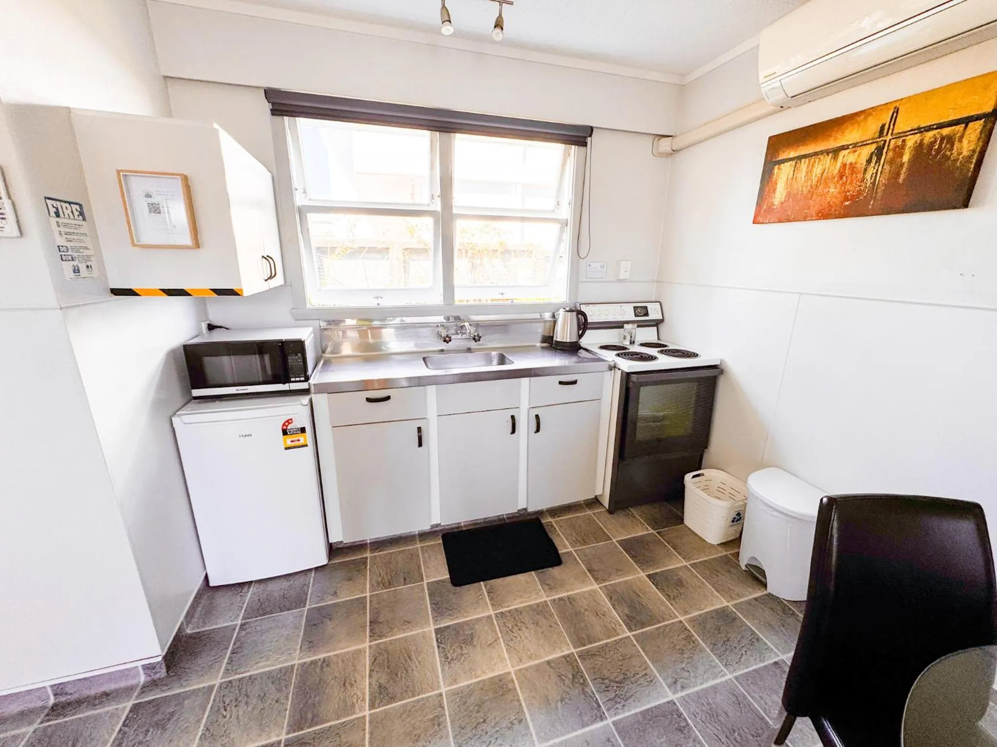 Kitchen or kitchenette in Waikanae Beach Motel