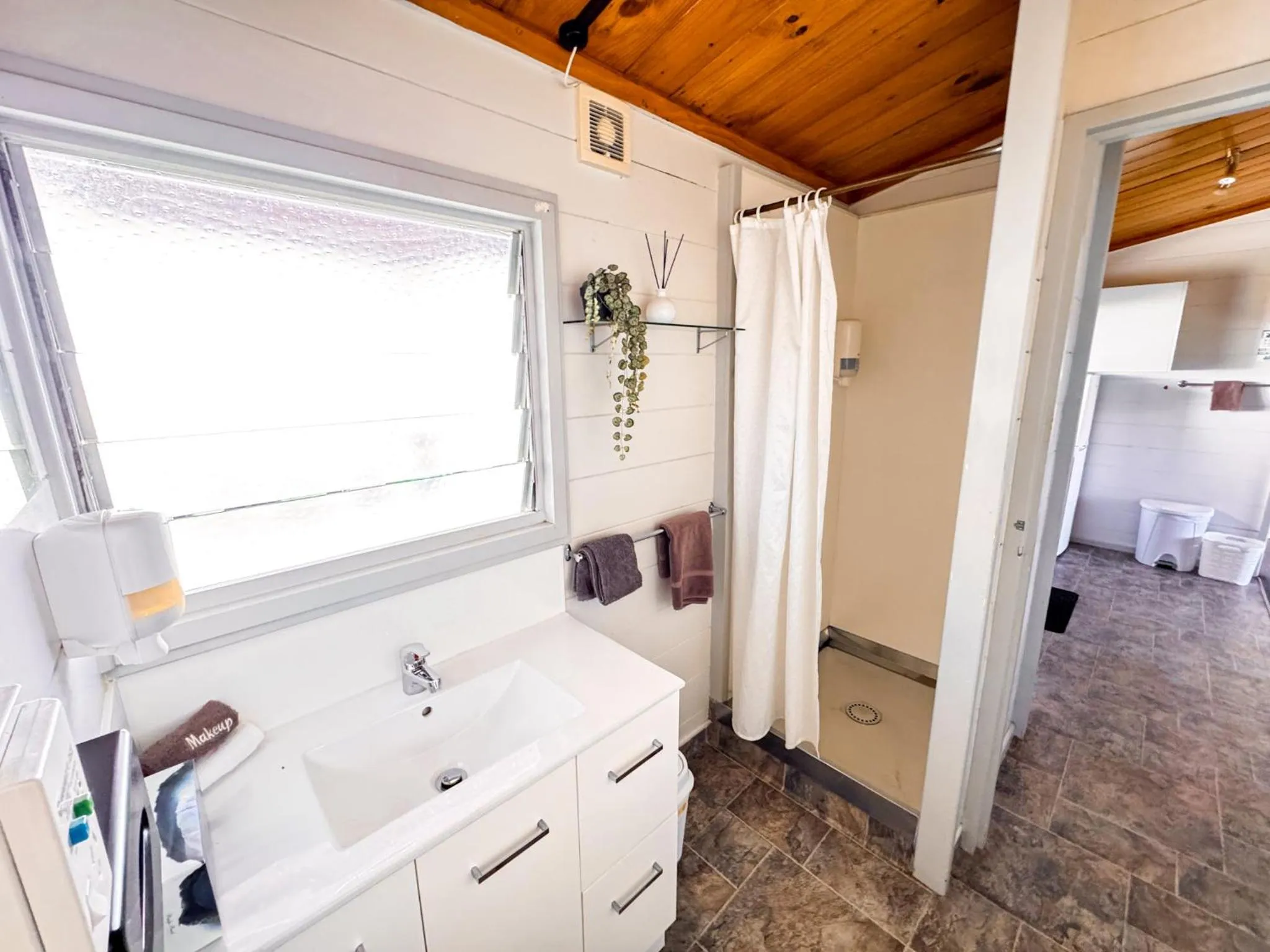 Shower in Waikanae Beach Motel