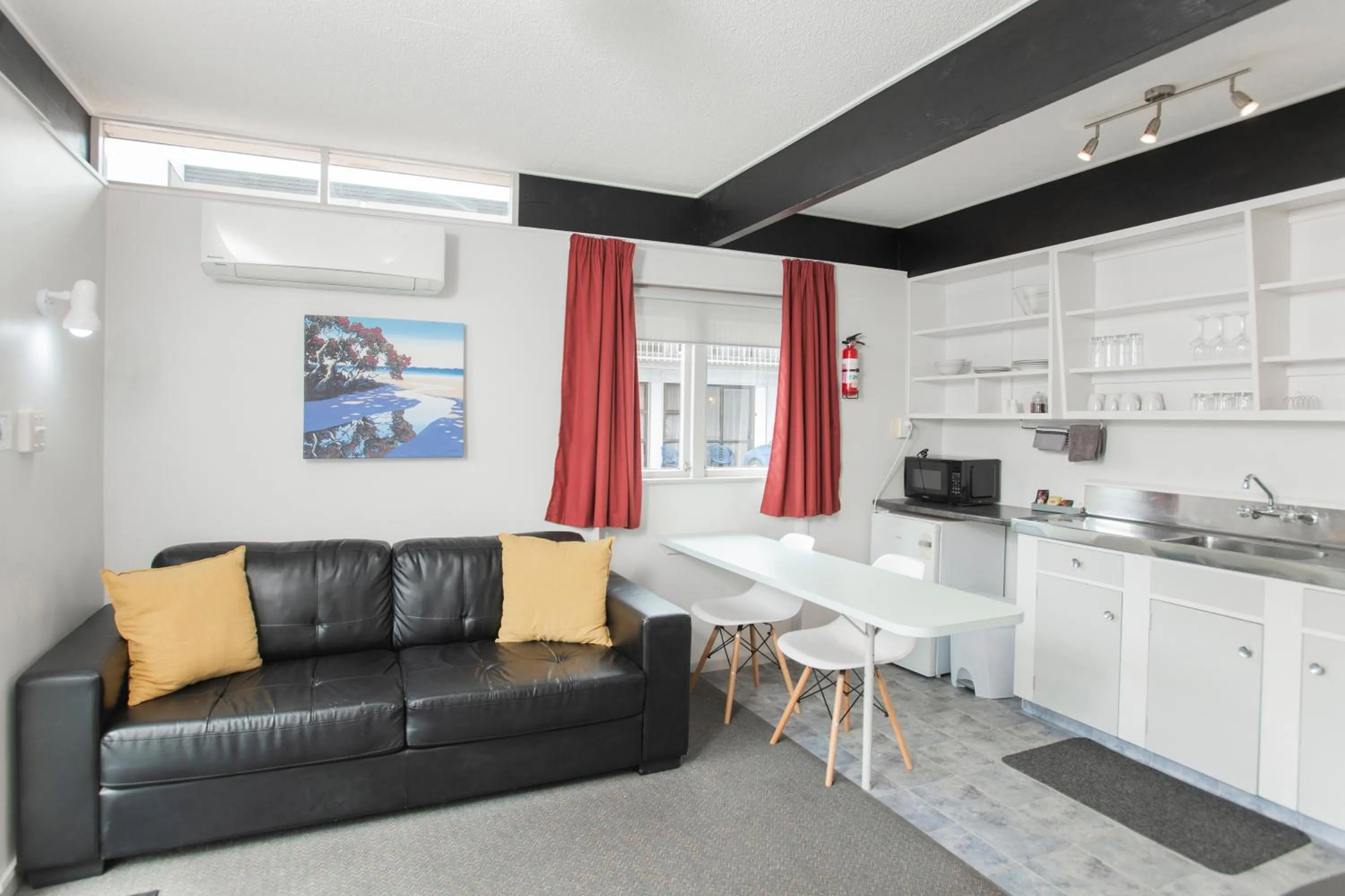 Kitchen or kitchenette in Waikanae Beach Motel