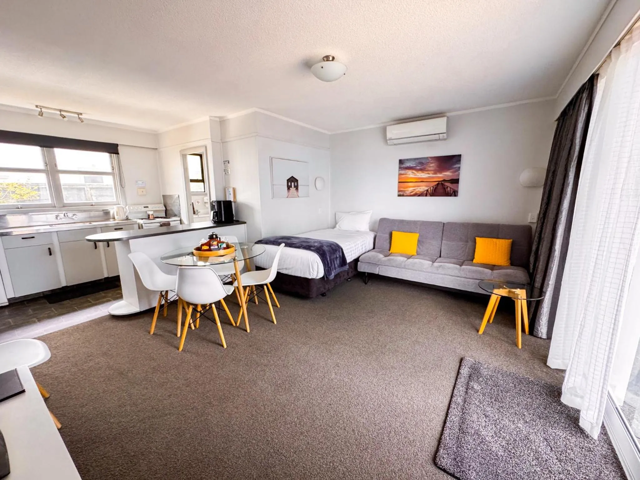 Bed in Waikanae Beach Motel