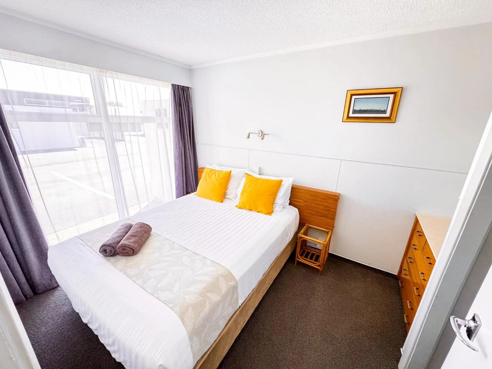 Bed in Waikanae Beach Motel
