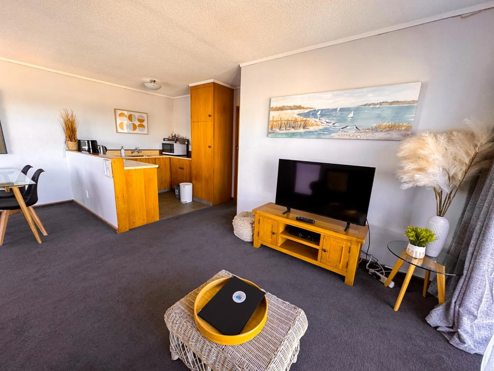 Kitchen or kitchenette in Waikanae Beach Motel