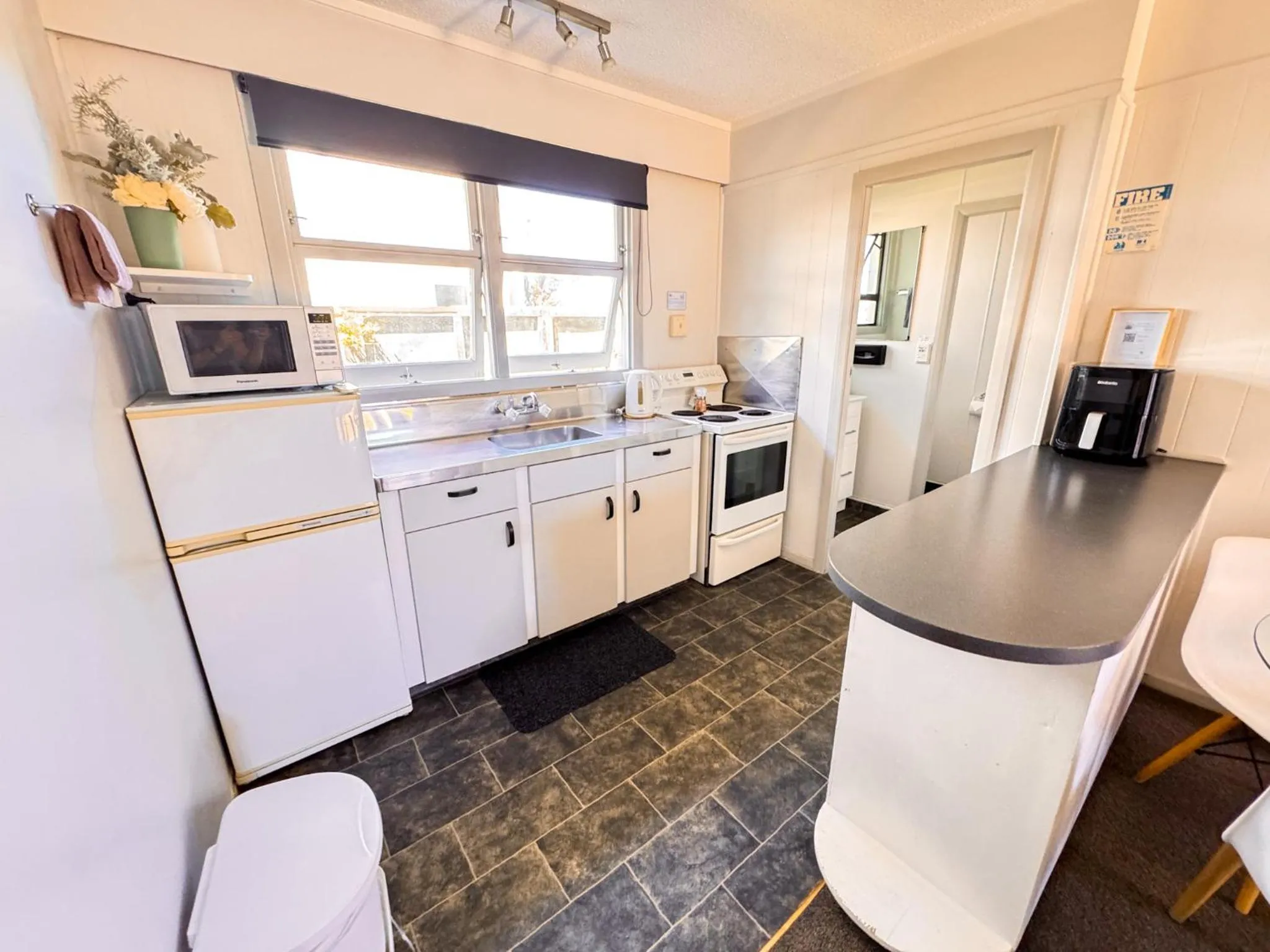 Kitchen or kitchenette in Waikanae Beach Motel