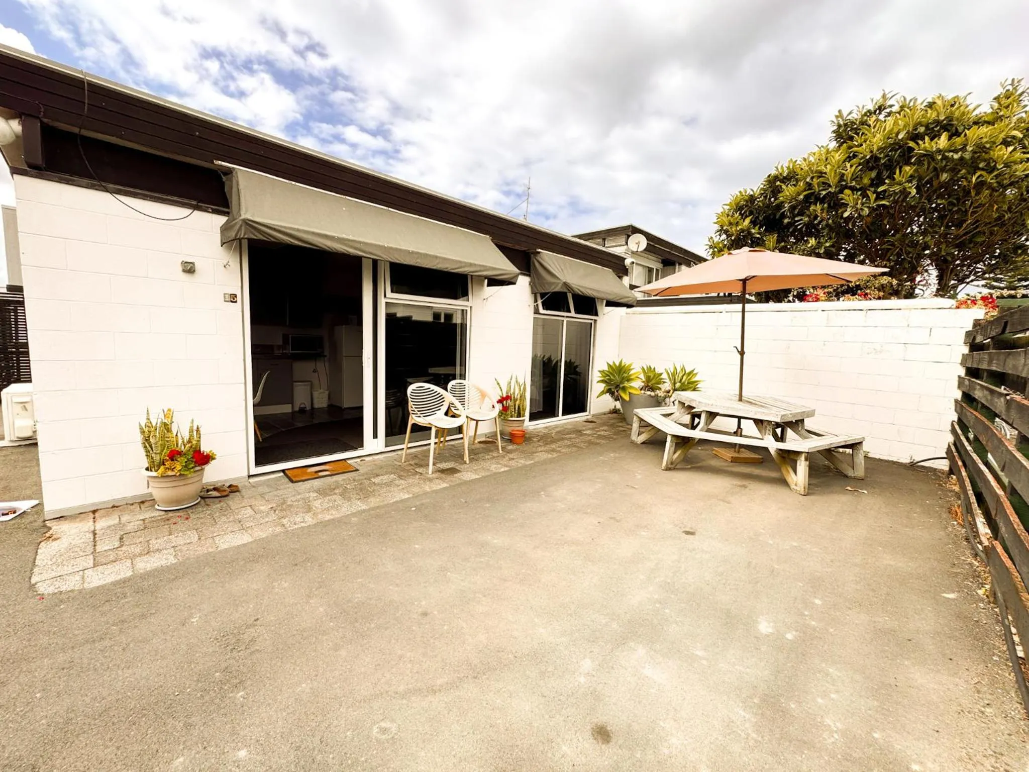 Property building in Waikanae Beach Motel