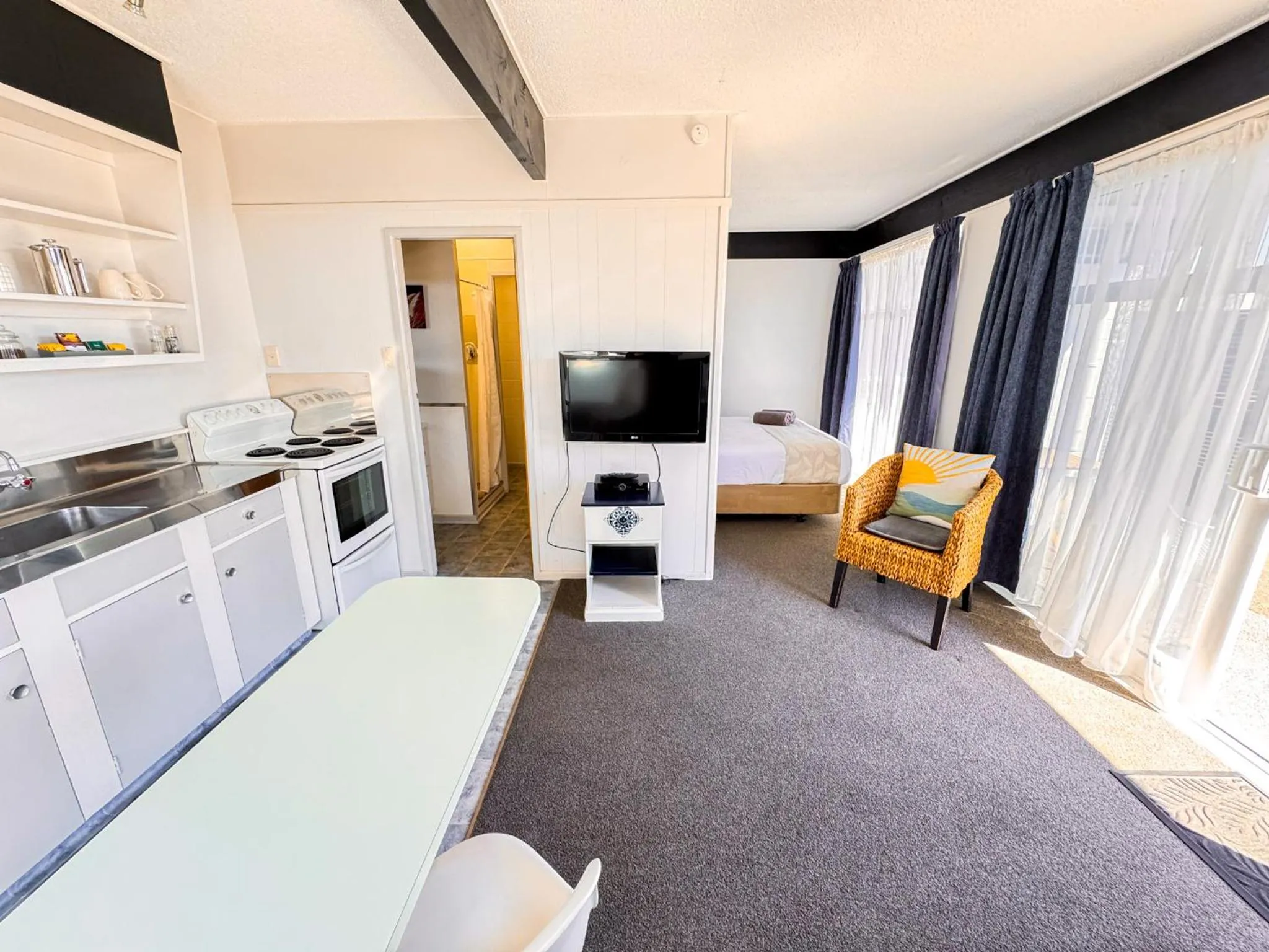 Kitchen or kitchenette in Waikanae Beach Motel