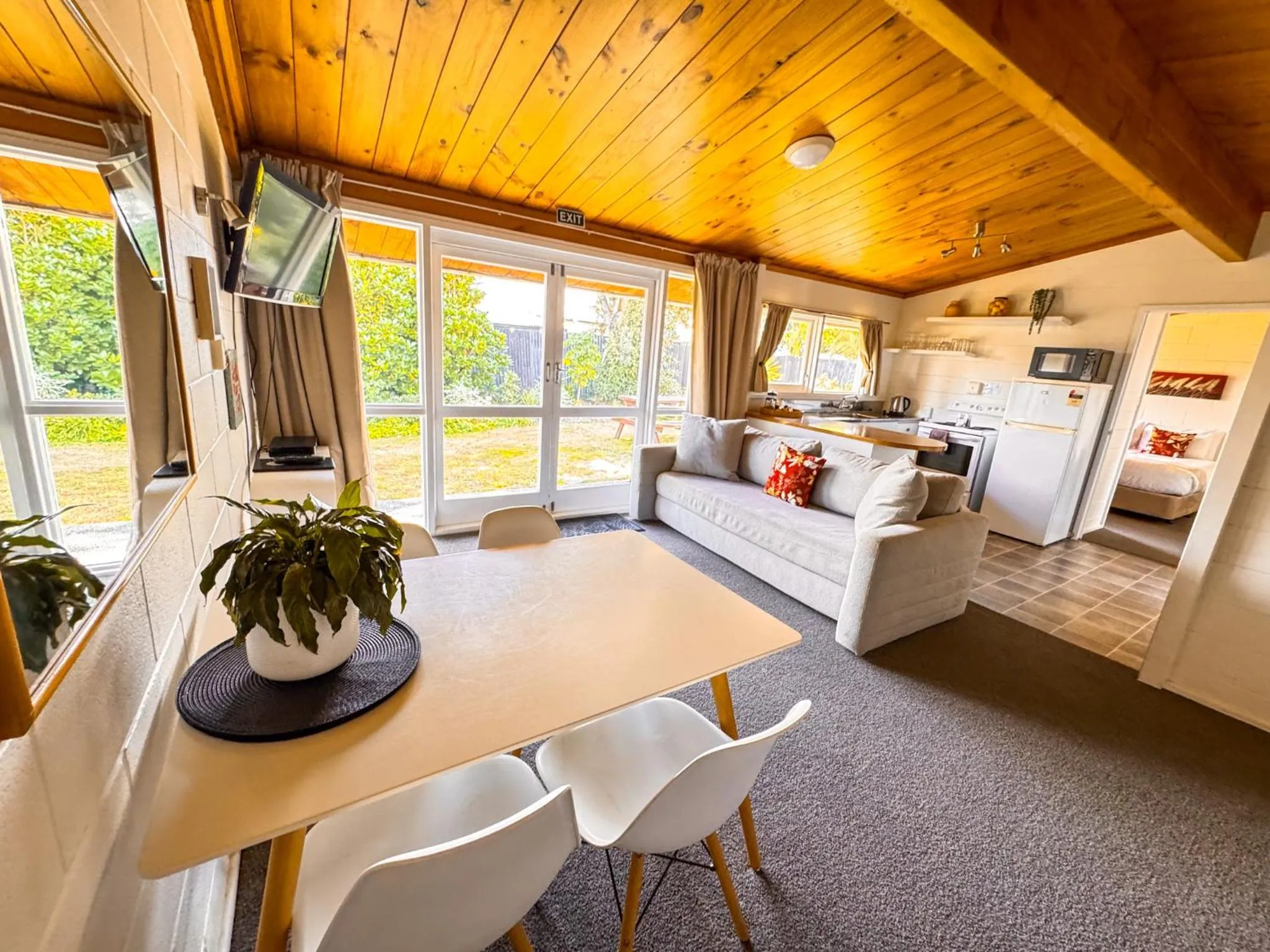 Kitchen or kitchenette in Waikanae Beach Motel