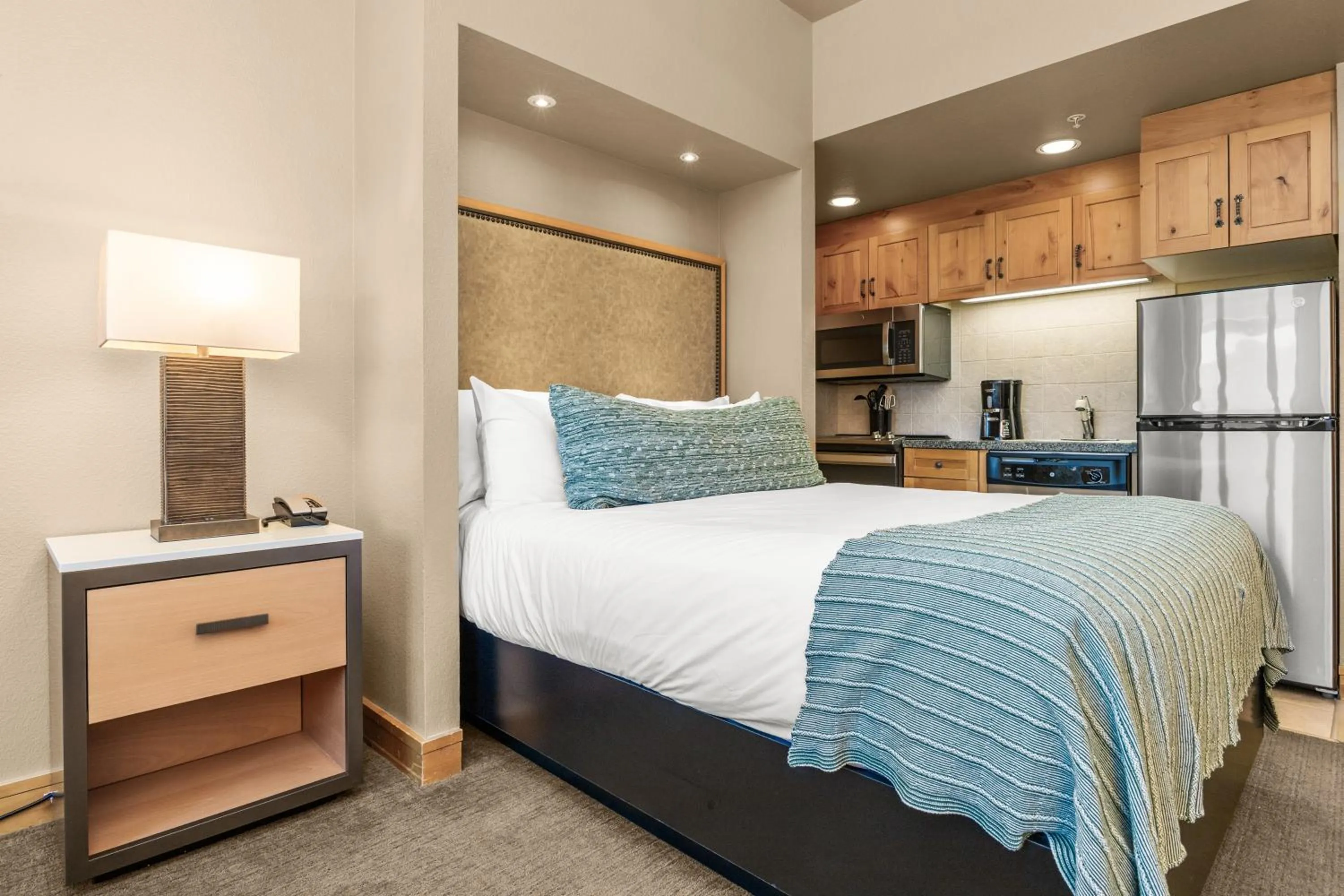 Kitchen or kitchenette, Bed in The Steamboat Grand