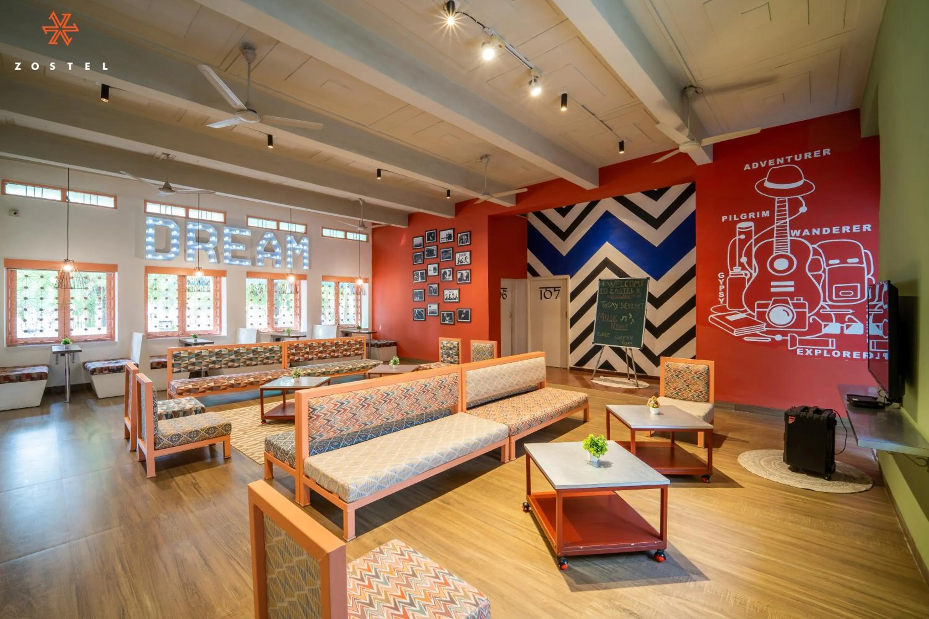 Communal lounge/ TV room in Zostel Chhatrapati Sambhajinagar, Formerly Aurangabad