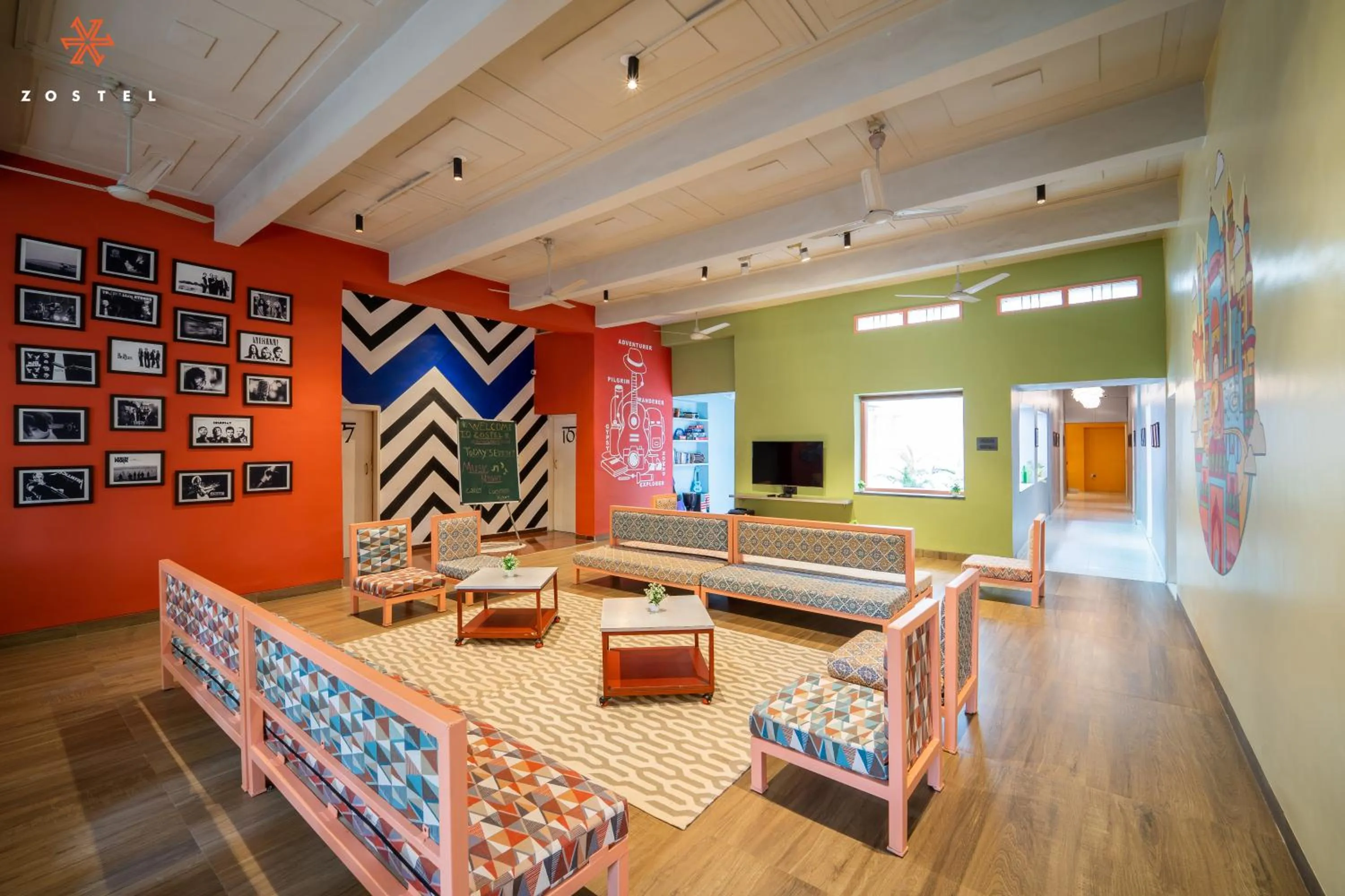 Communal lounge/ TV room in Zostel Chhatrapati Sambhajinagar, Formerly Aurangabad