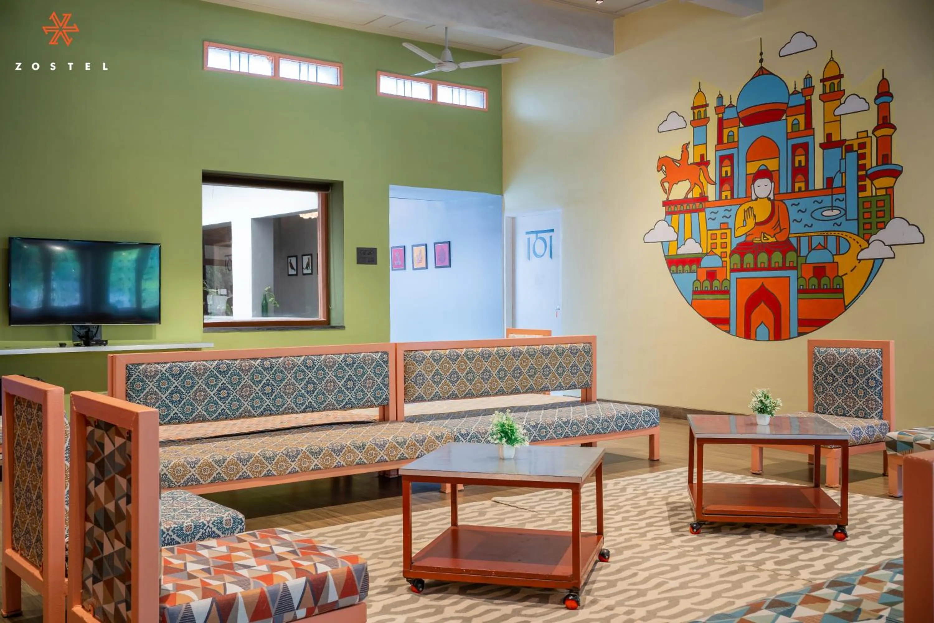 Communal lounge/ TV room in Zostel Chhatrapati Sambhajinagar, Formerly Aurangabad